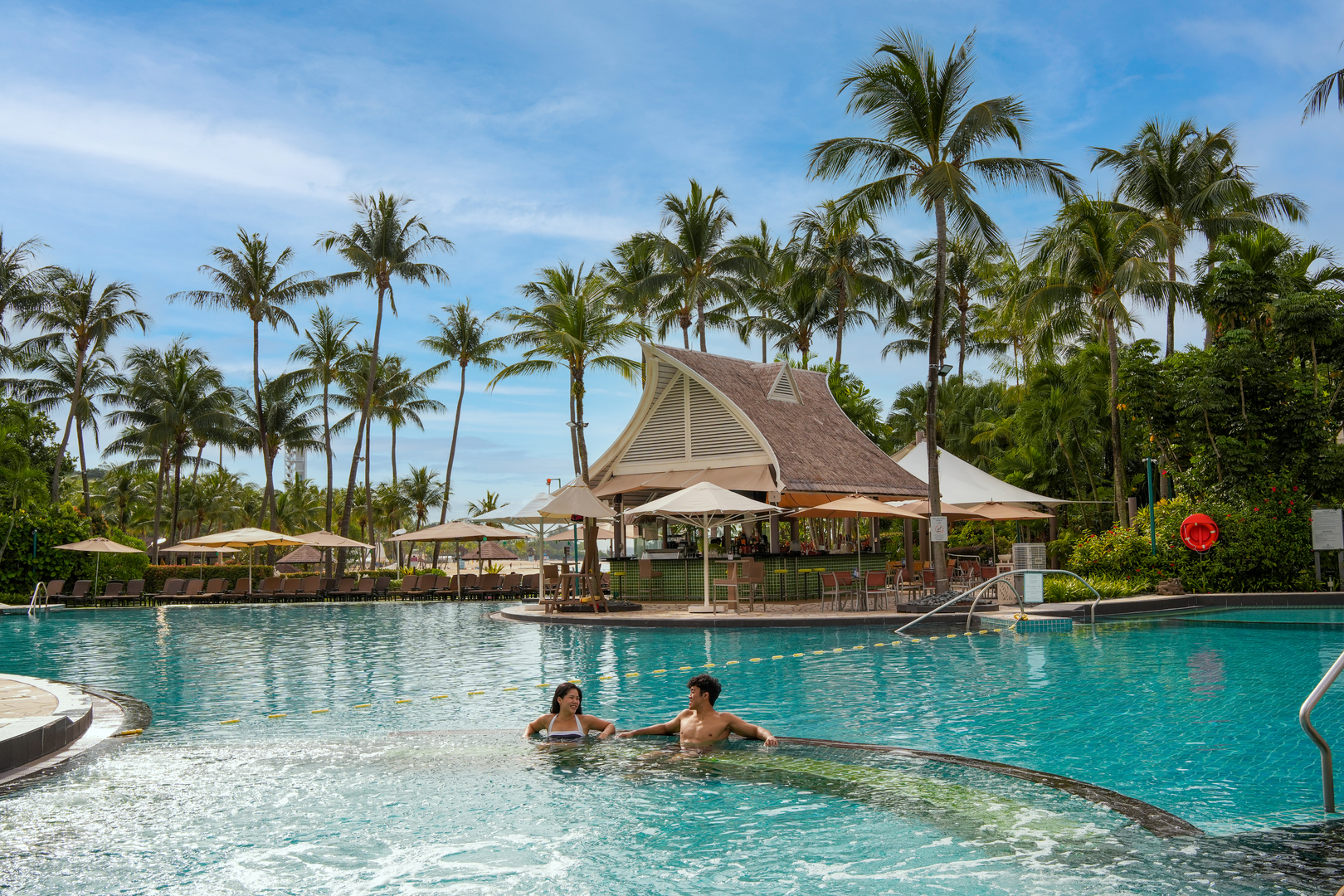 Сцена у бассейна в Shangri-La Rasa Sentosa Resort в Сингапуре