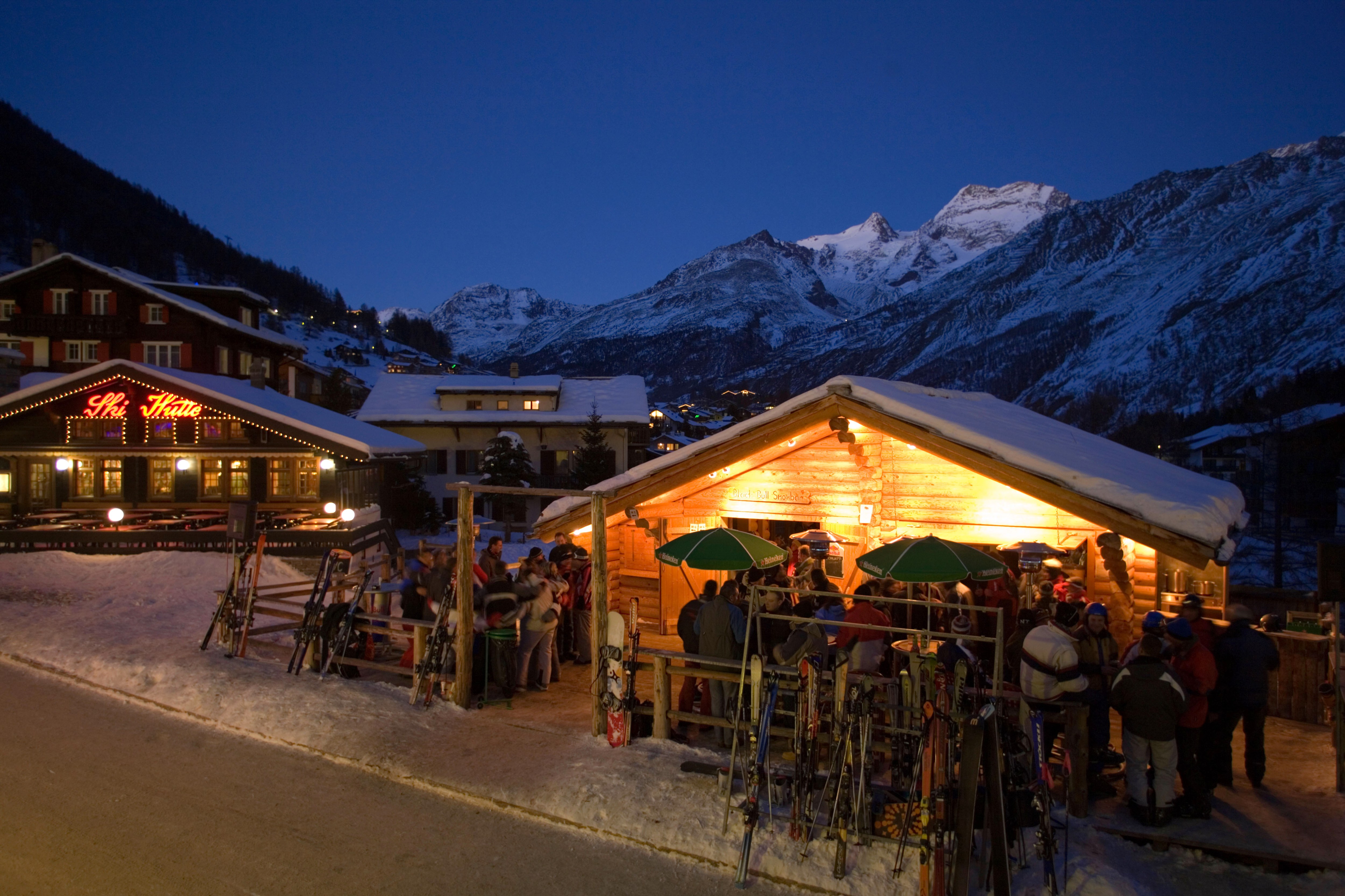 Вечеринка в Black Bull Snowbar в Саас-Фи