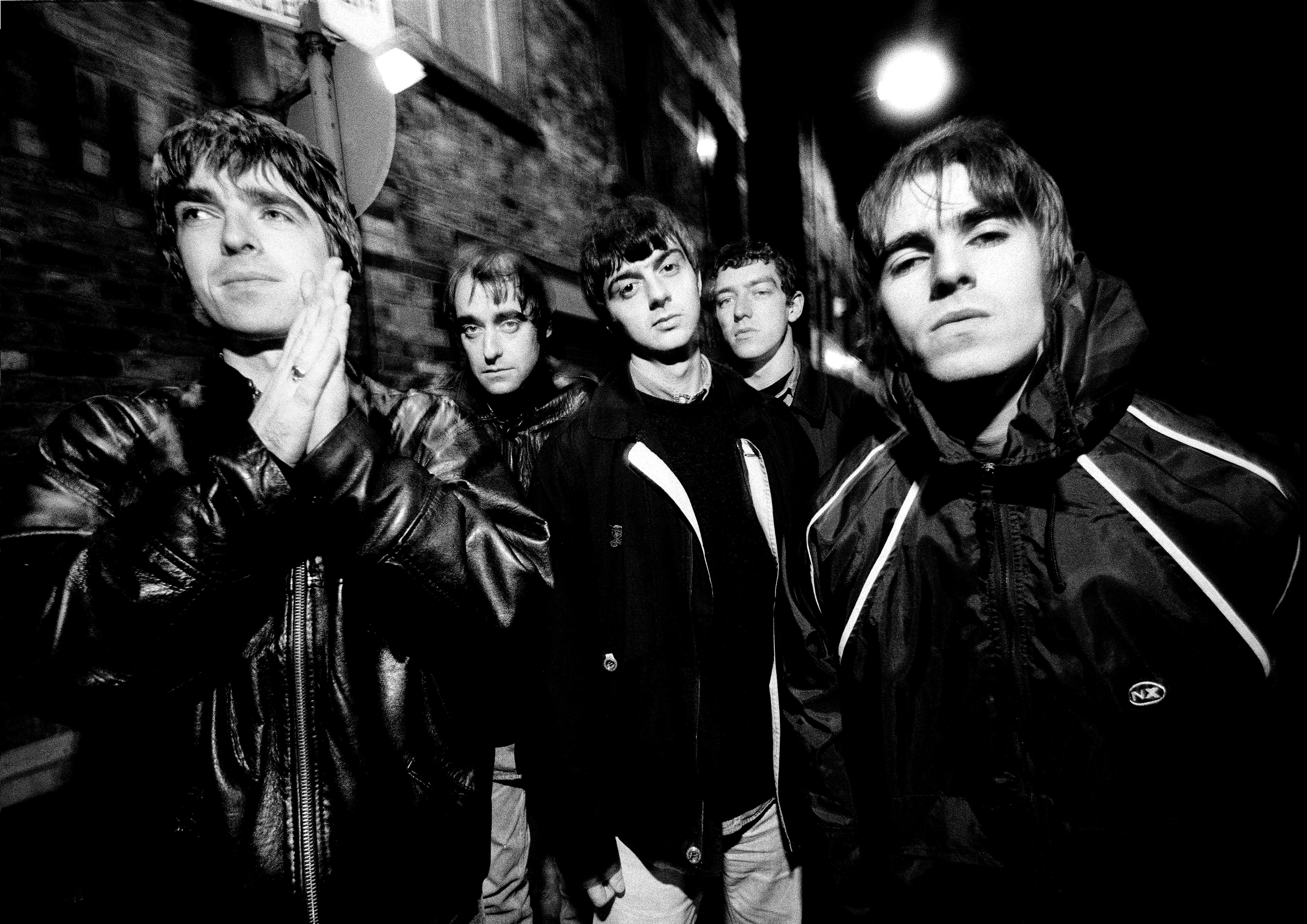 Oasis в 1993 году: Нол Галлахер, Пол Артерс (также известный как Bonehead), Пол Макигиан, Тони Макиролл и Лиам Галлахер