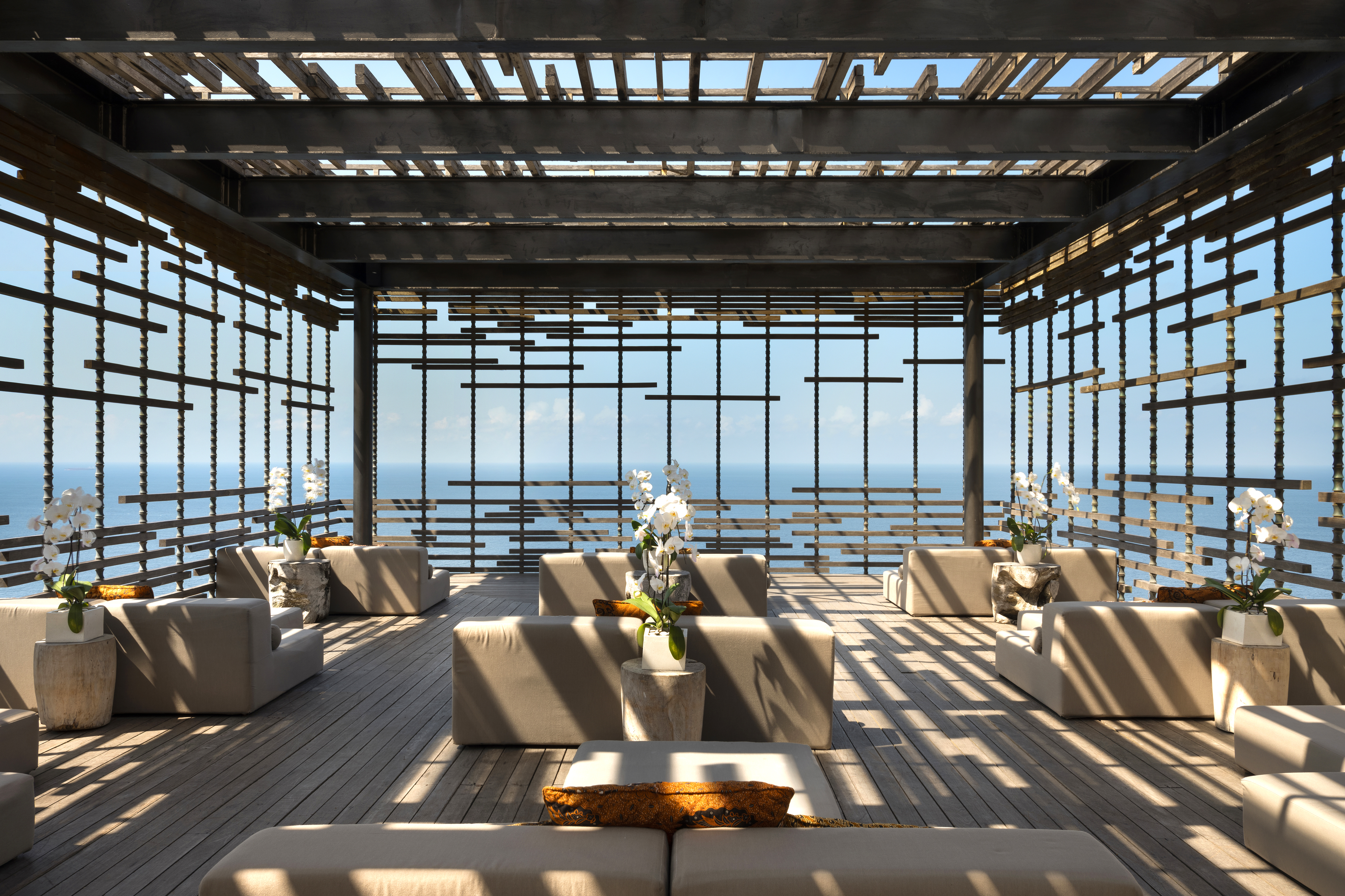 Элегантная архитектура Alila Villas Uluwatu, очаровательного места для романтического отдыха.