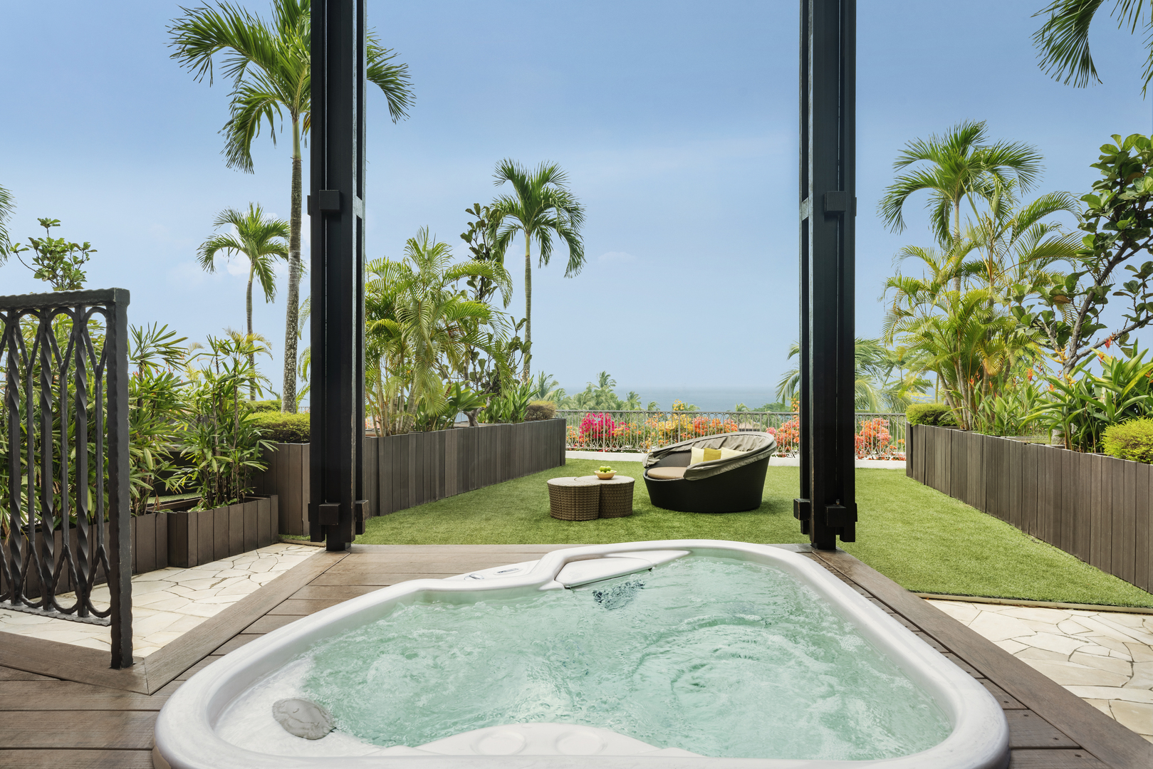 Личный джакузи в курортном отеле Shangri-La Rasa Sentosa в Сингапуре