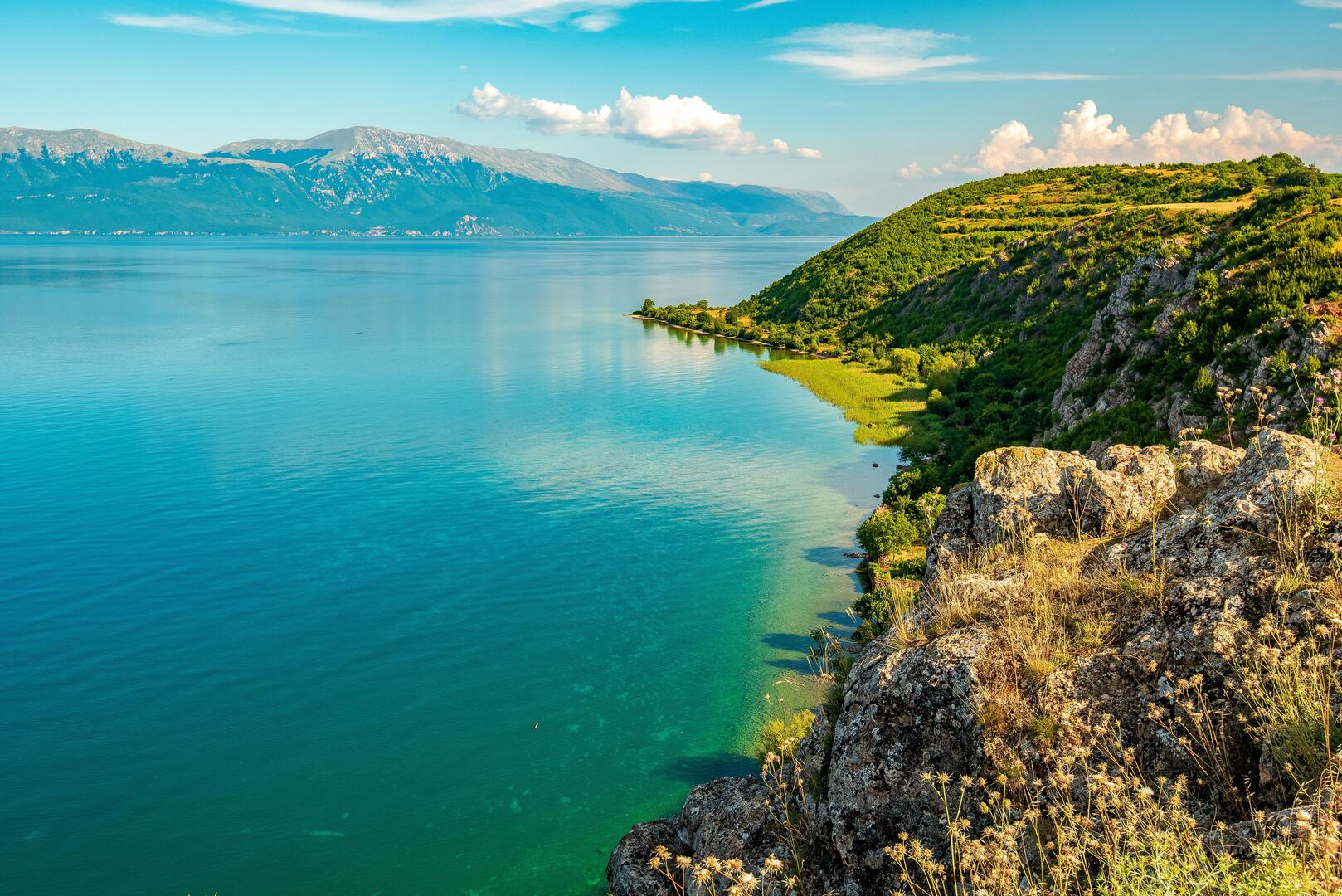 Берег озера Охрид в Лине, Албания.