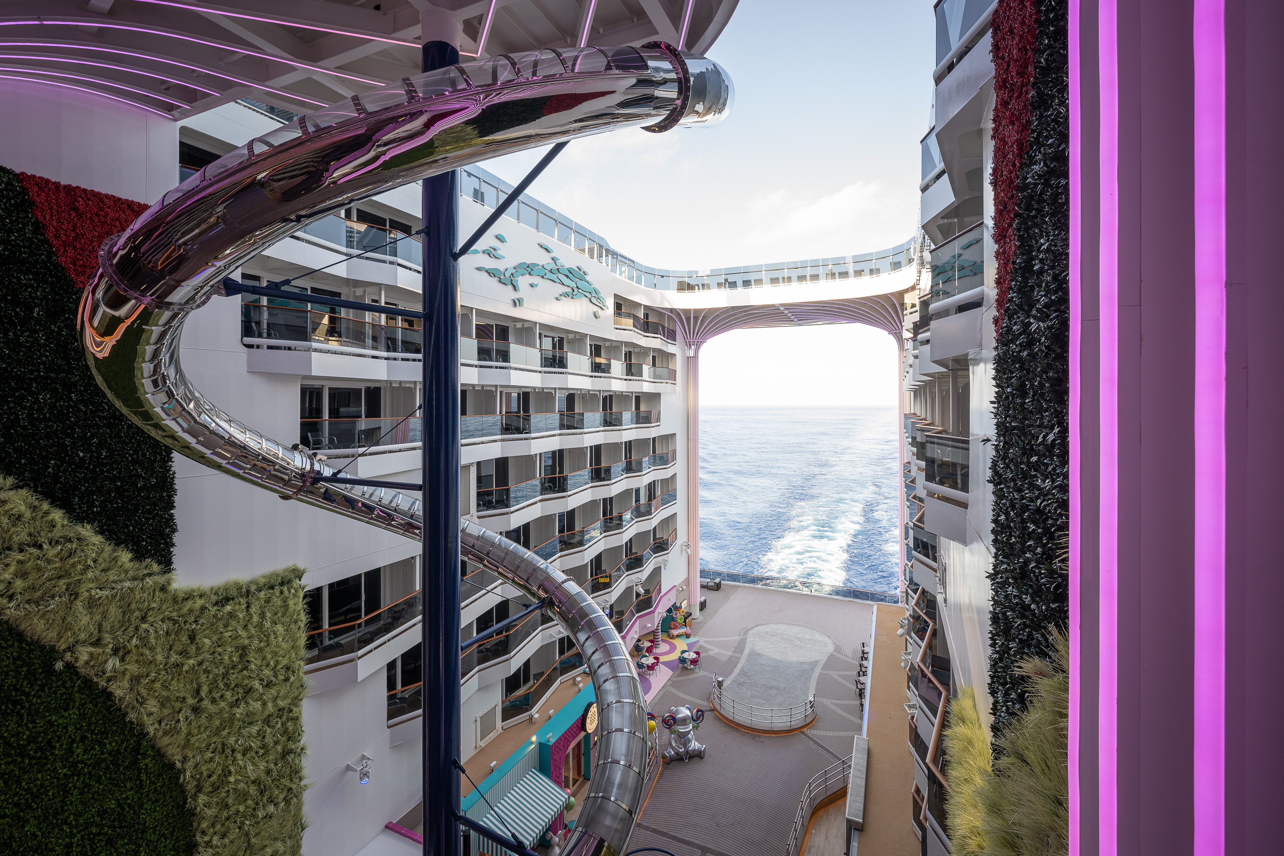 Интерьер круизного лайнера MSC World America с большой металлической горкой.