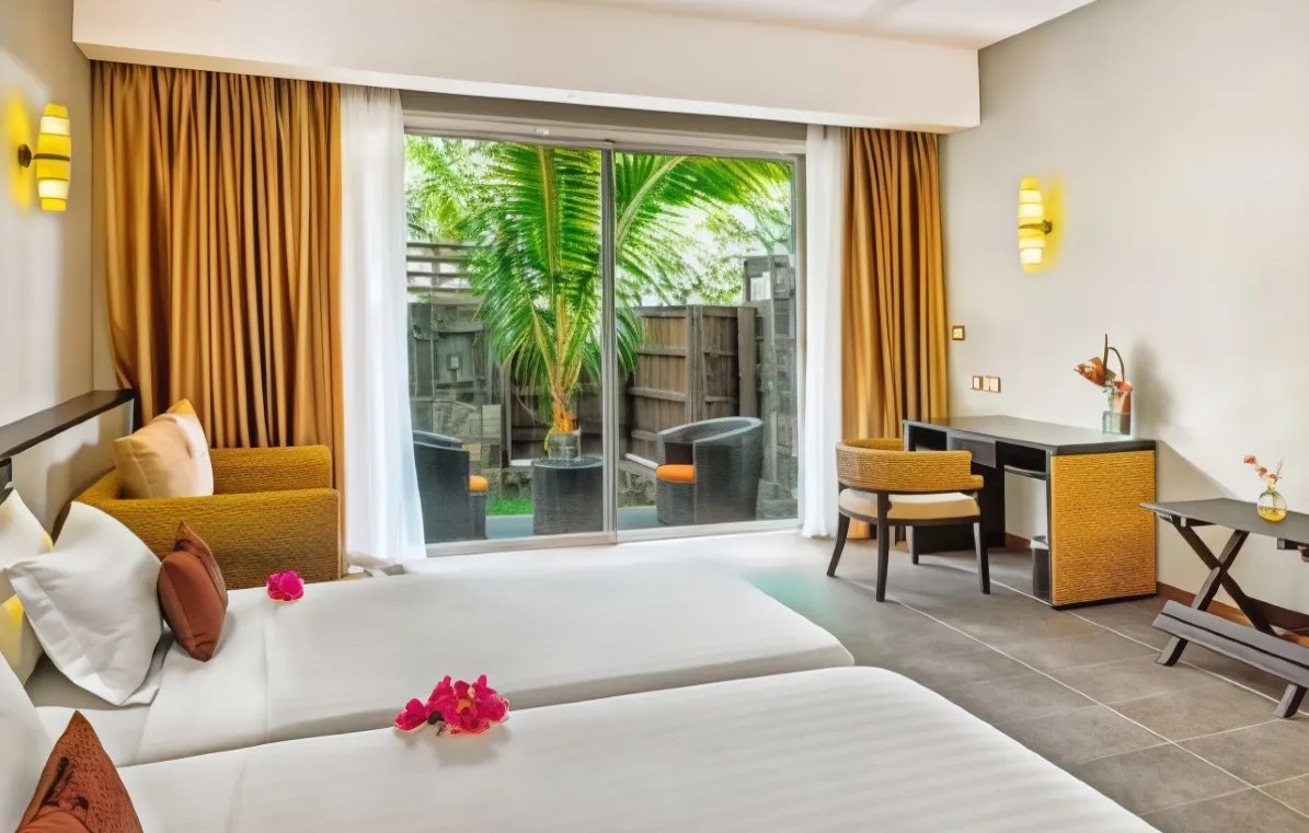 Интерьер In Dodola Lodge с двумя кроватями и частным патио.