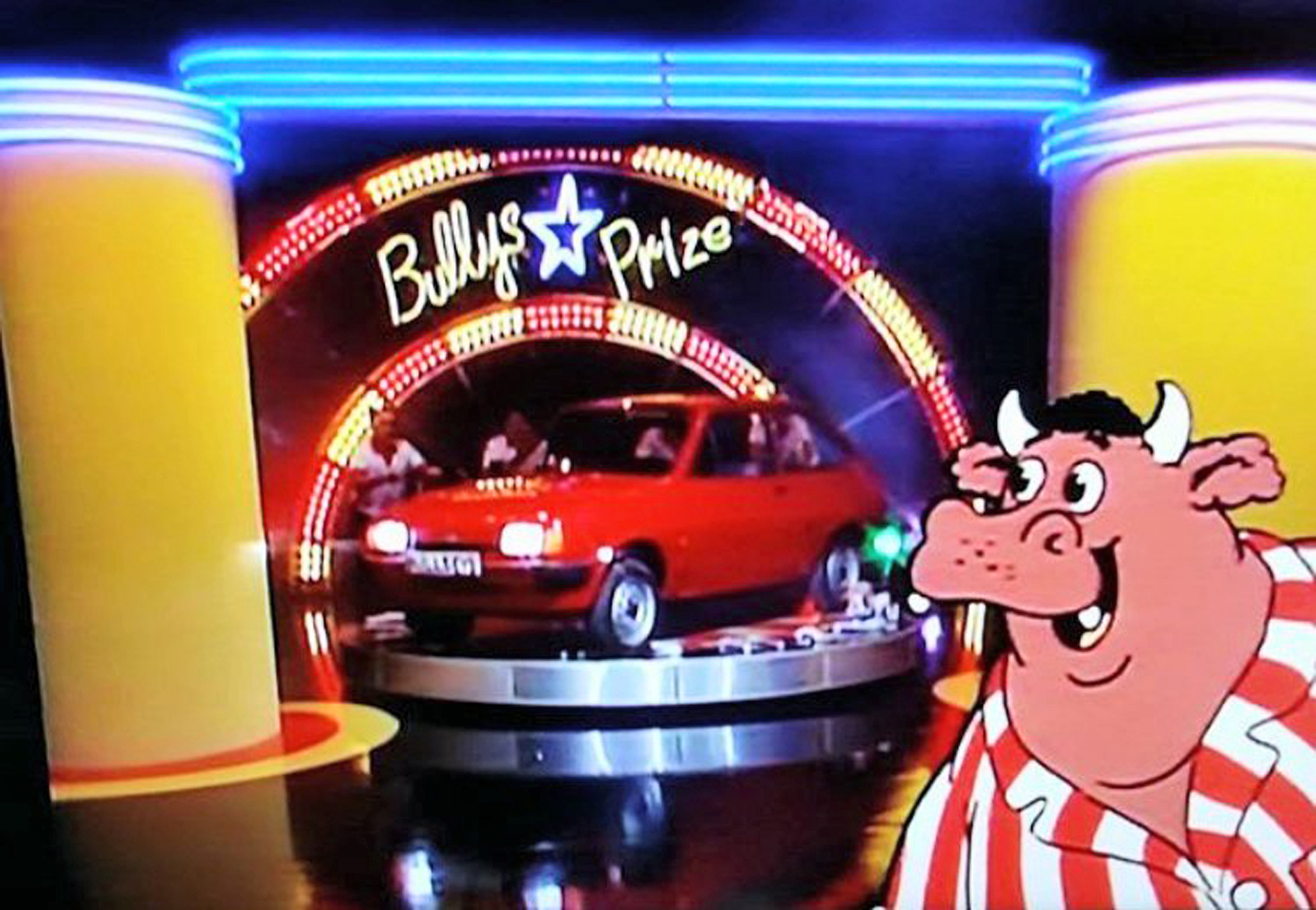 Були, маскот Bullseye, рядом с Ford Fiesta, представленным в качестве главного приза.