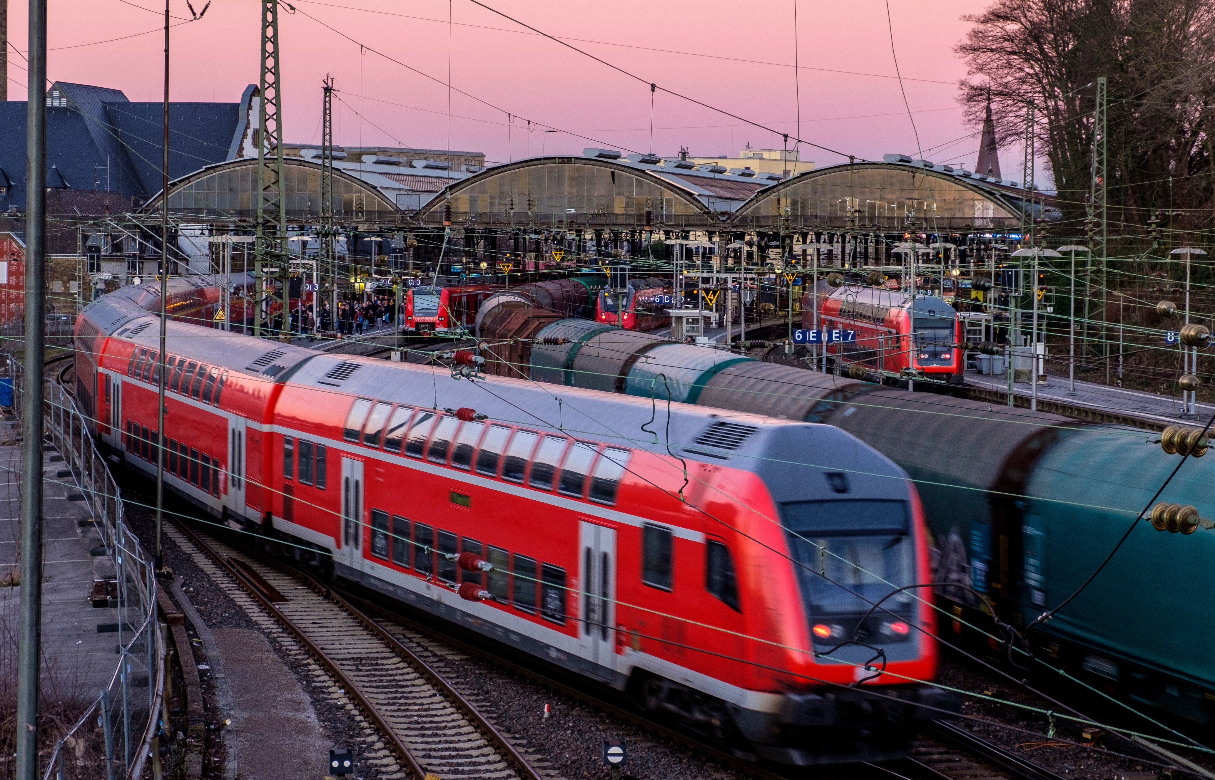 Тристан Ратерфорд и его семья совершили поездку Interrail из Кельна в Аахен, благодаря чему дети до 11 лет путешествовали бесплатно