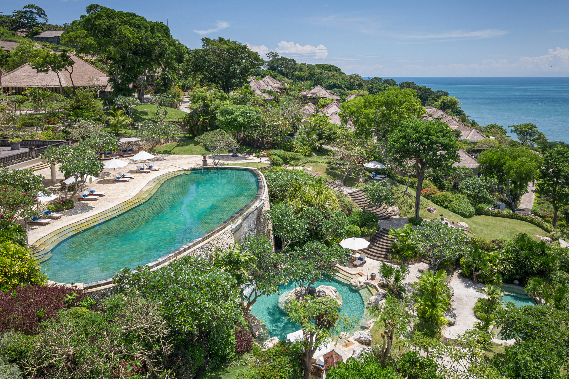 Террасированные бассейны на Four Seasons Jimbaran Bay, часть списка лучших романтичных мест на Бали.