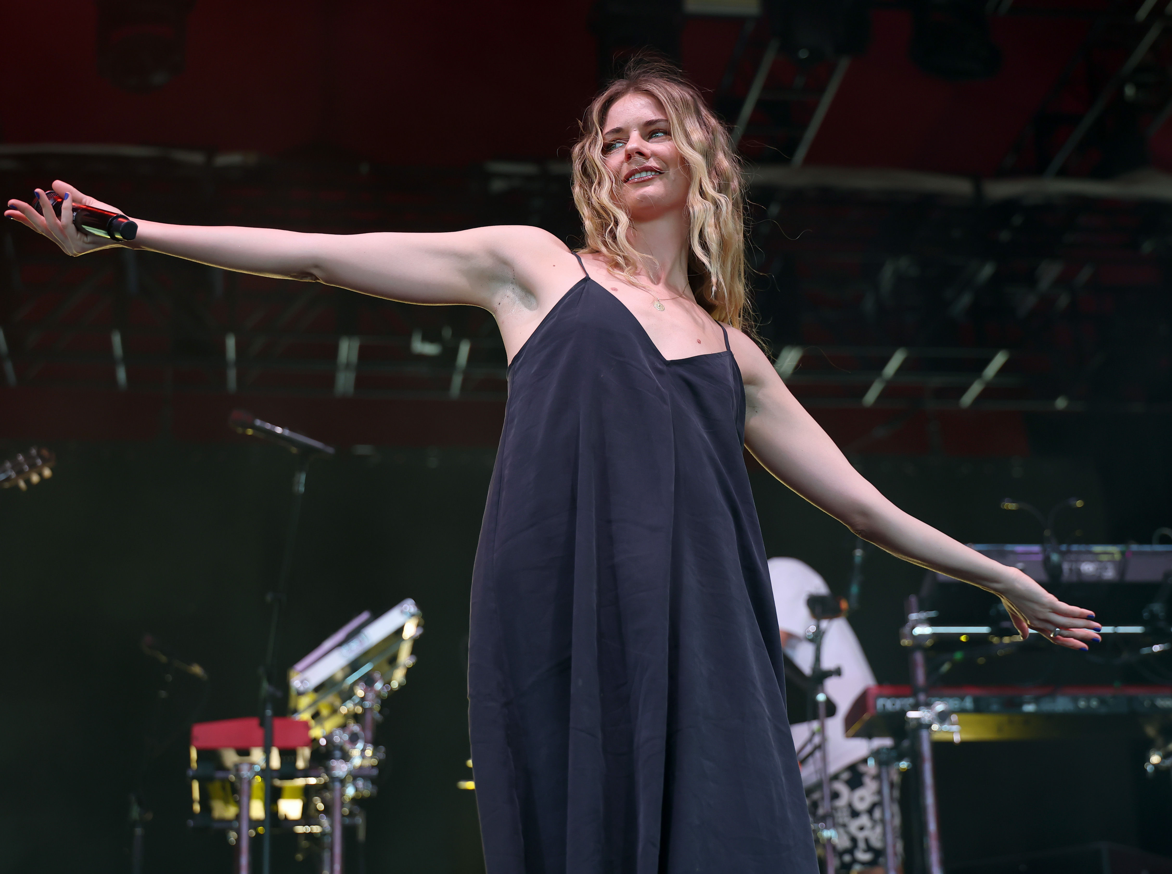 Талула Руби выступает на Coachella.