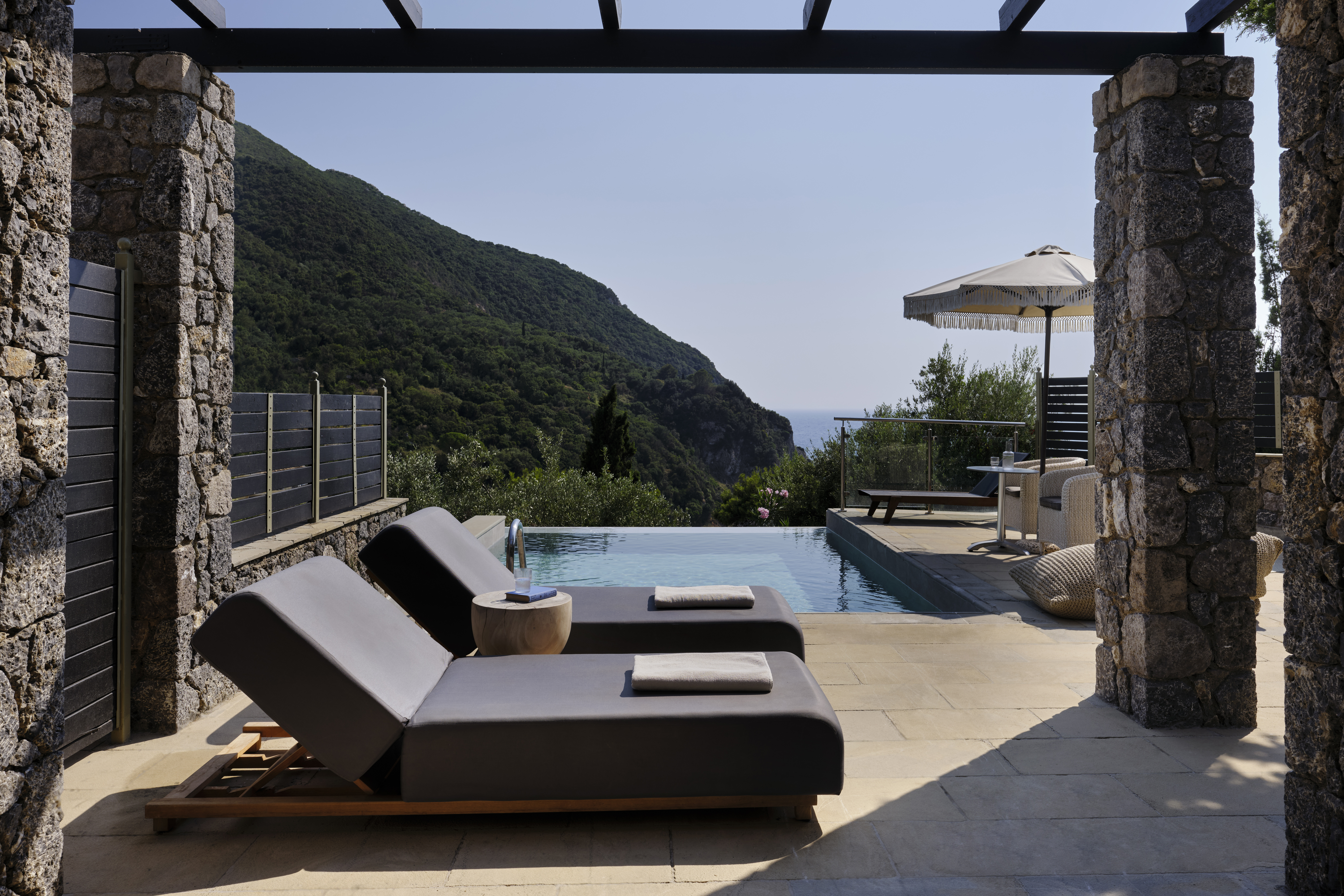 Два шезлонга у собственного бассейна возле номера в курорте Atlantica Grand Mediterraneo