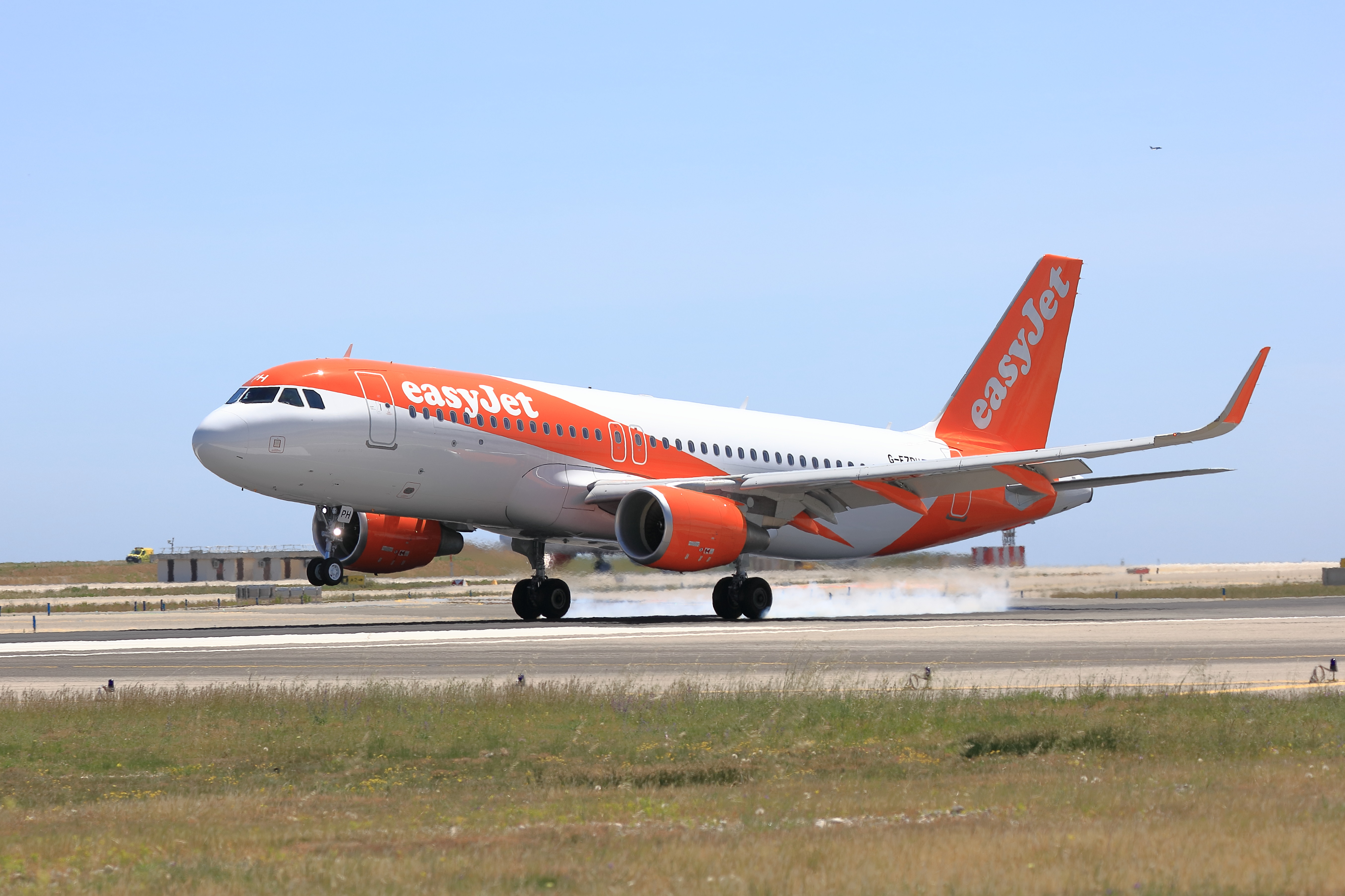 Самолет EasyJet приземляется.