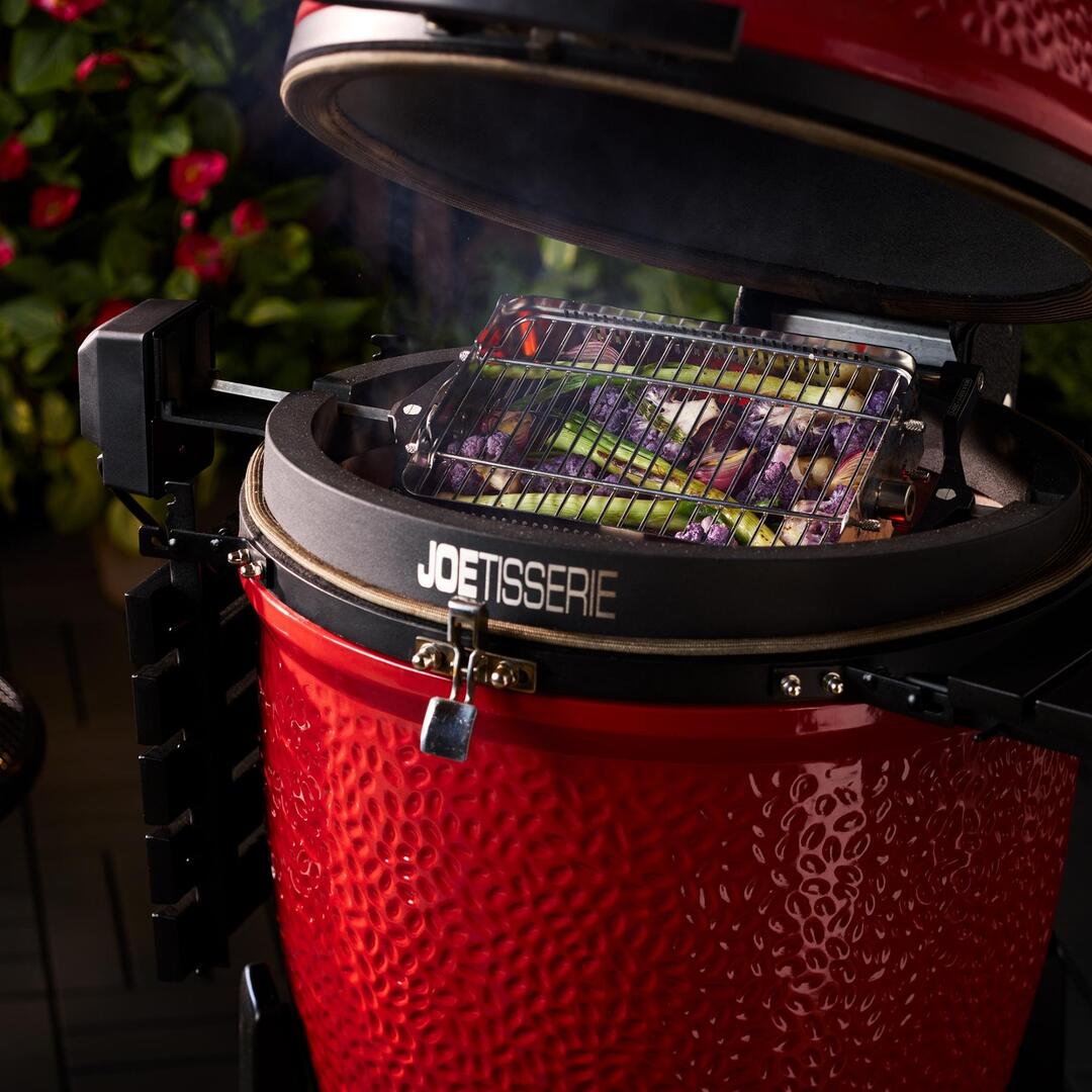 Овощи, жарящиеся в красном вертеле Kamado Joe.