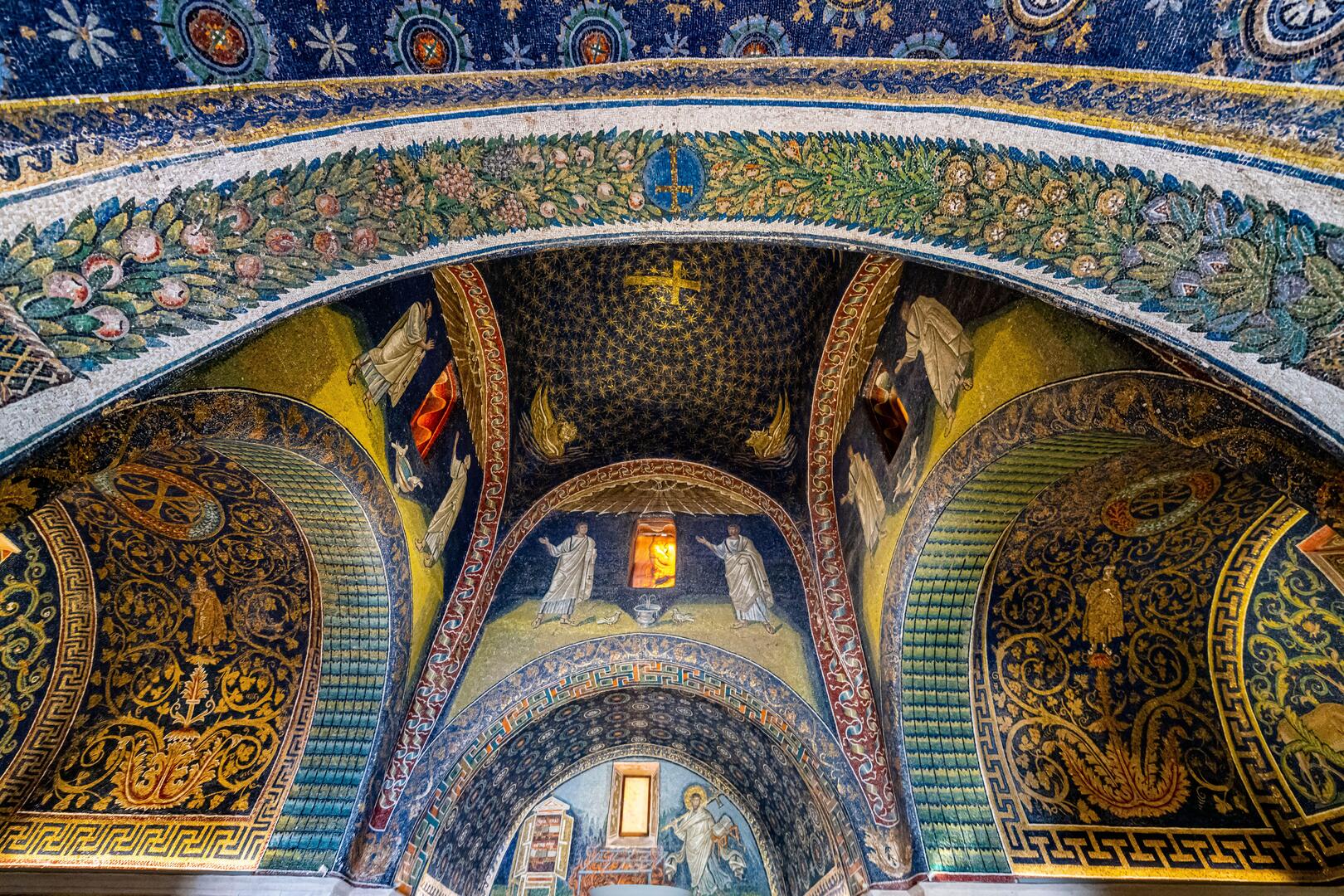 Мозаики, выставленные в базилике Сан Витале, Равенна.