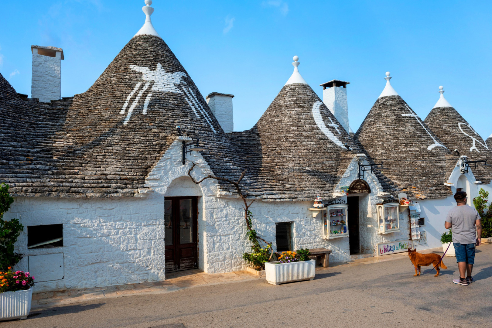 Дома trulli и магазины в Альберобелло, Пулья, что демонстрирует уникальность южного региона Италии.