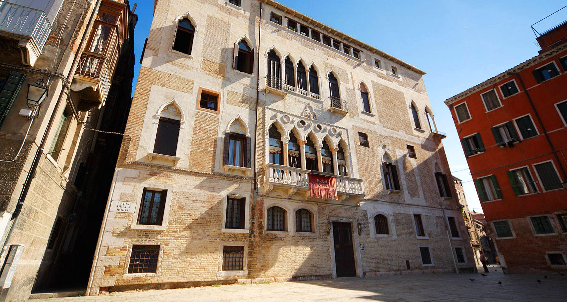 Hotel La Residenza, исторический бюджетный отель в Венеции