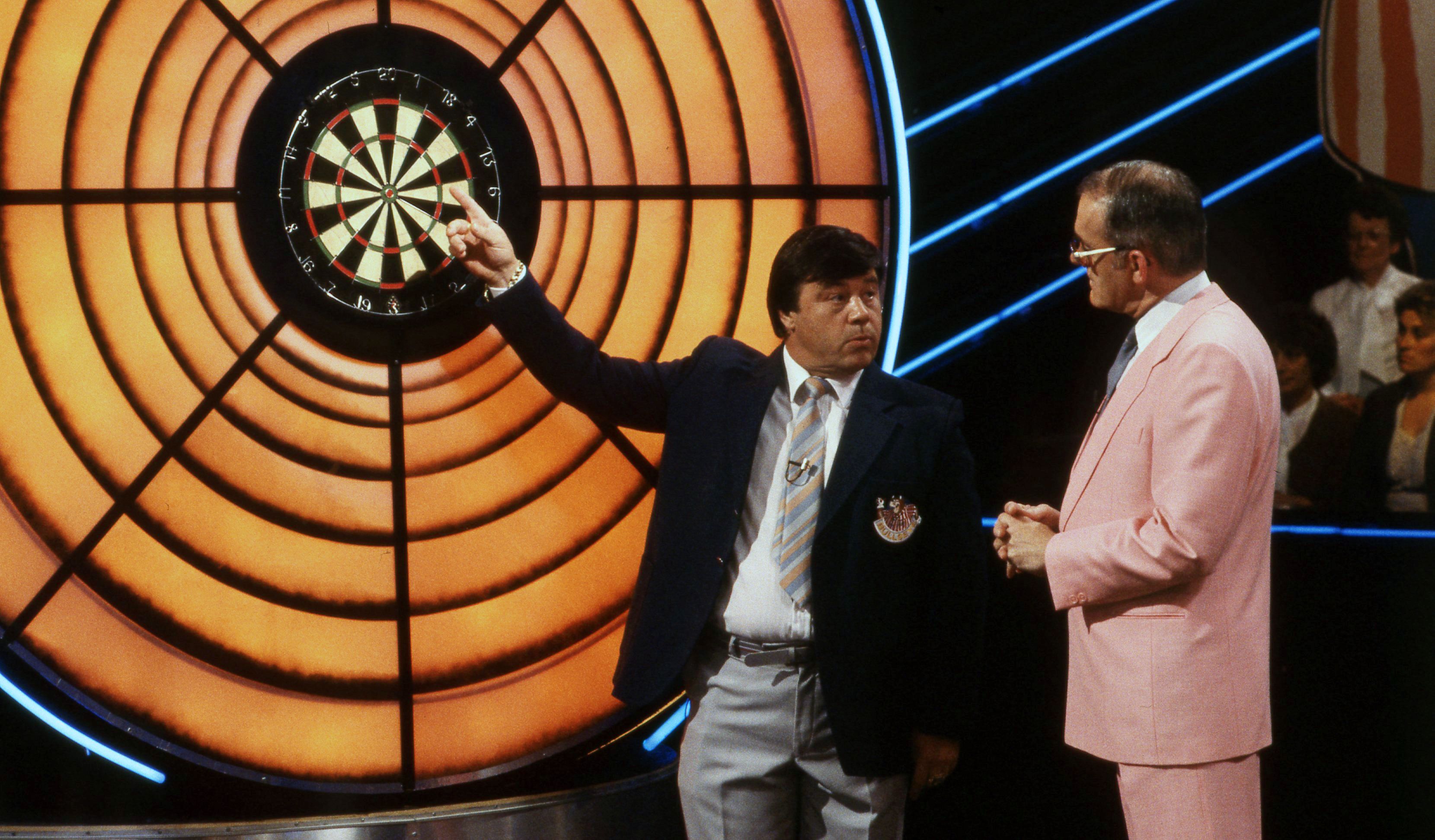 Джим Боуэн и Тони Грин на съемочной площадке Bullseye в 1980-е годы.