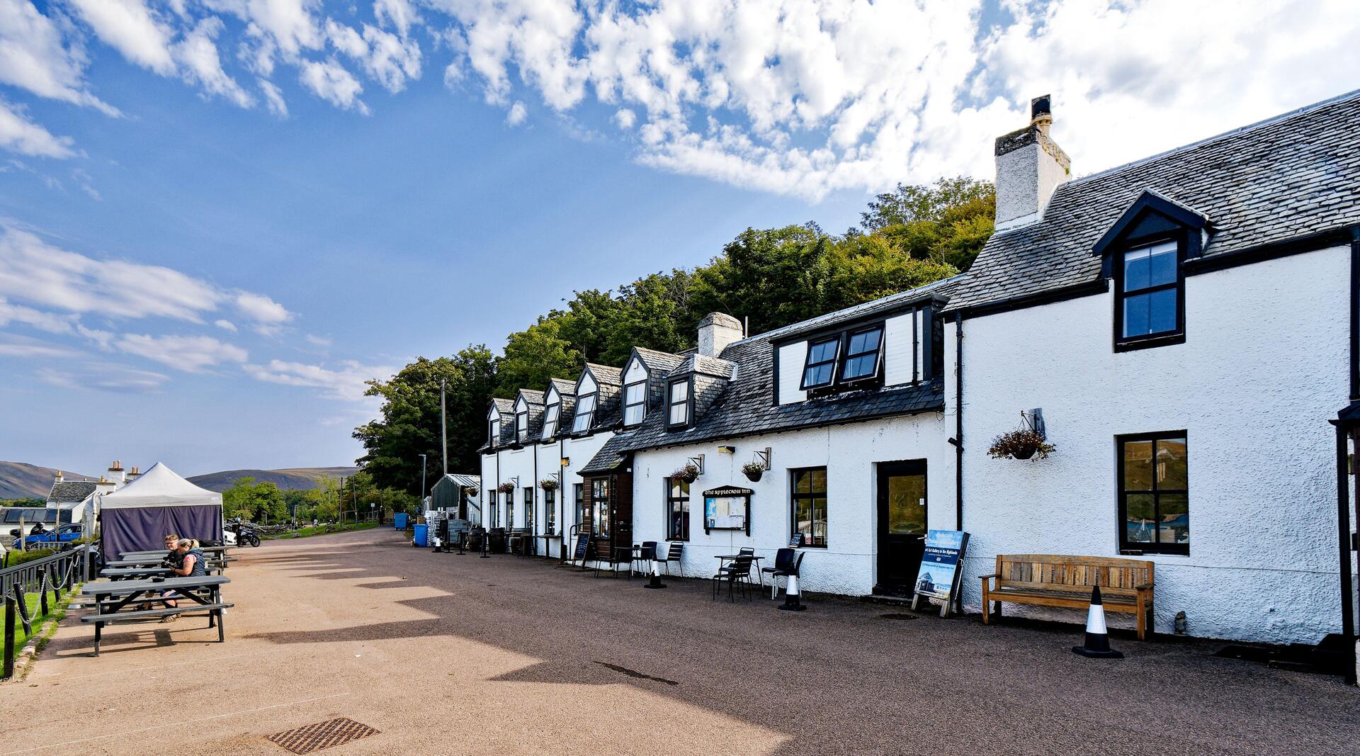 The Applecross Inn в Шотландии с видом на залив.