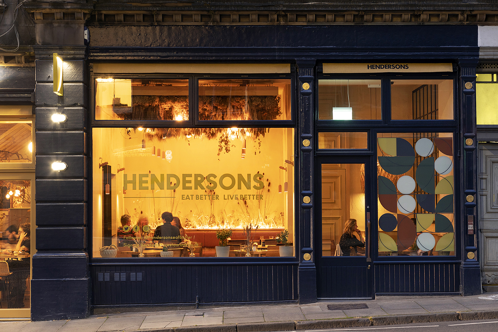 Экстерьер ресторана Hendersons ночью.