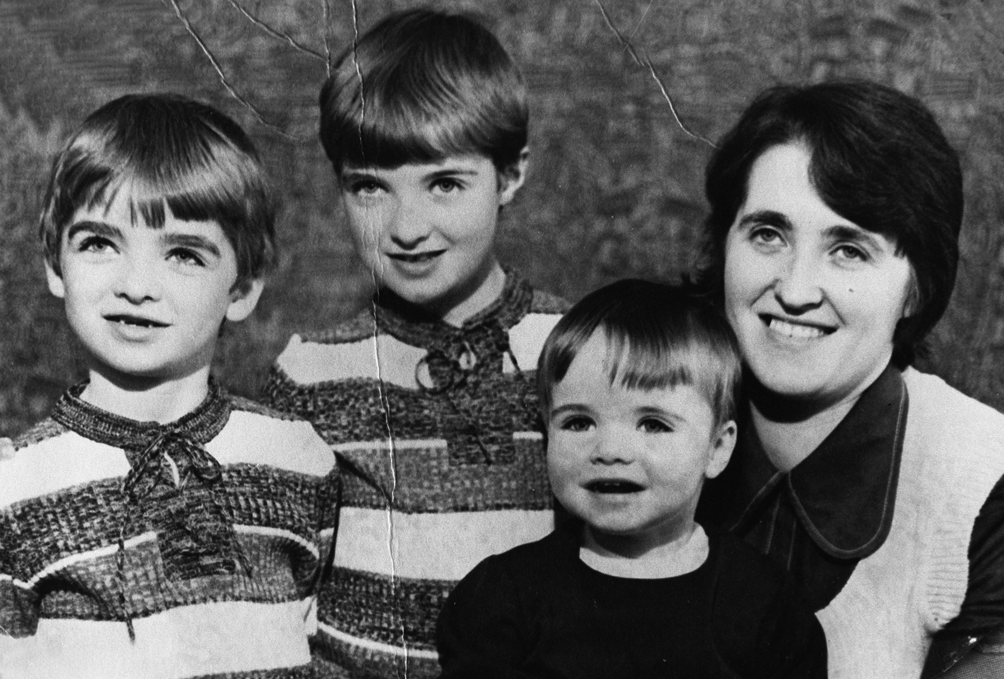 Черно-белое фото семьи Галлахеров: Ноэль, Пол, Лиам и их мать, Пегги.