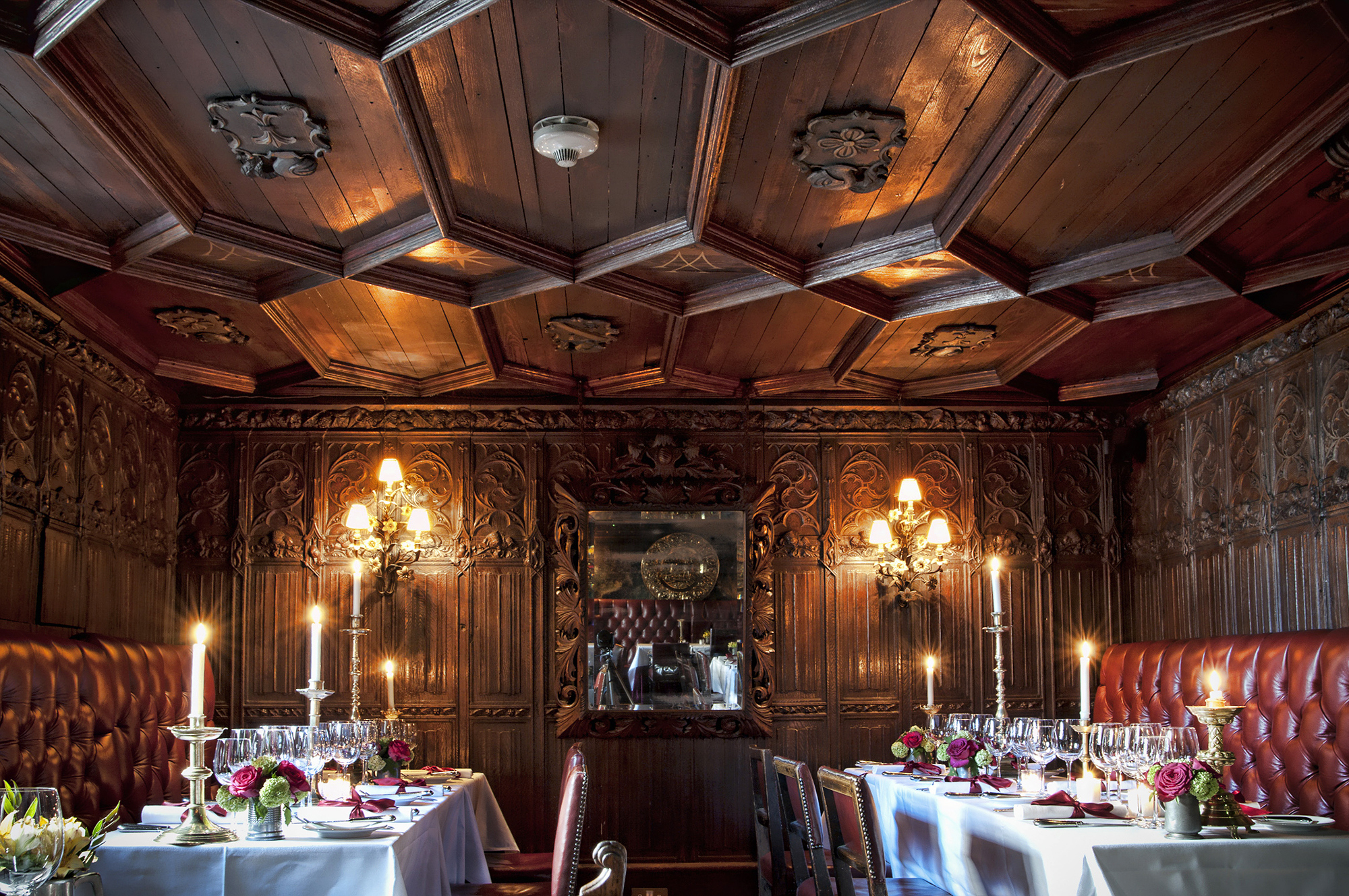 Роскошно оформленная обеденная зона в ресторане The Witchery в Эдинбурге.