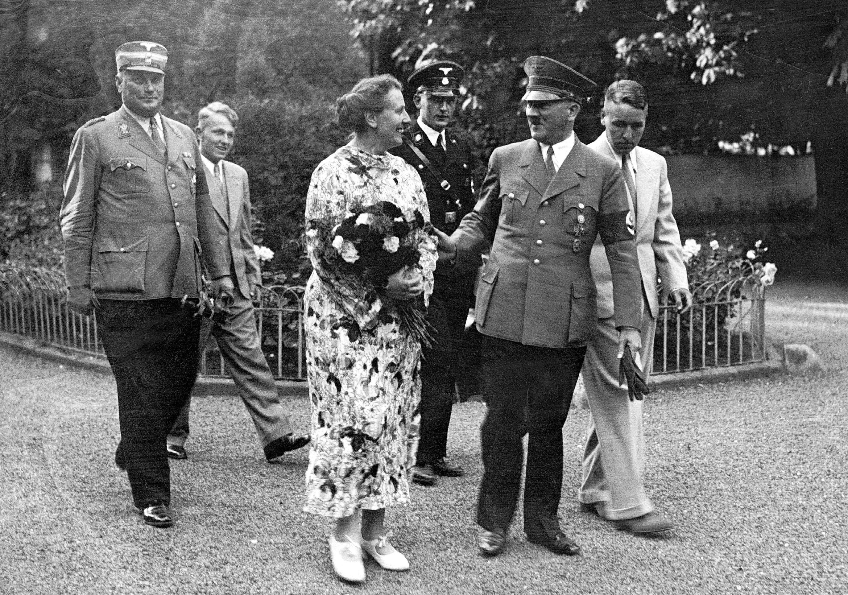 Черно-белая фотография Адольфа Гитлера с Винифред Вагнер, Вольфгангом Вагнером, Виландом Вагнером и другими.