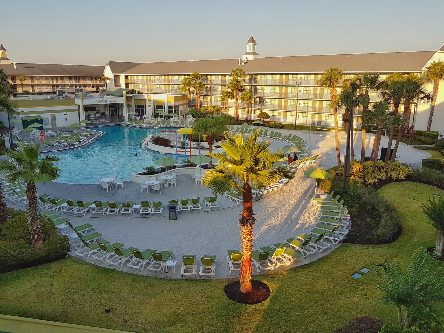 Вид с воздуха на бассейн Avanti International Resort и окружающую территорию.