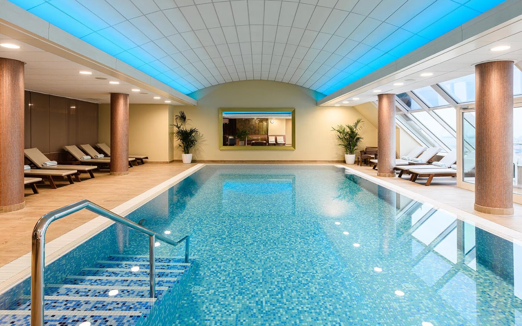 Внутренний бассейн в отеле Grand Hotel Union Eurostars.