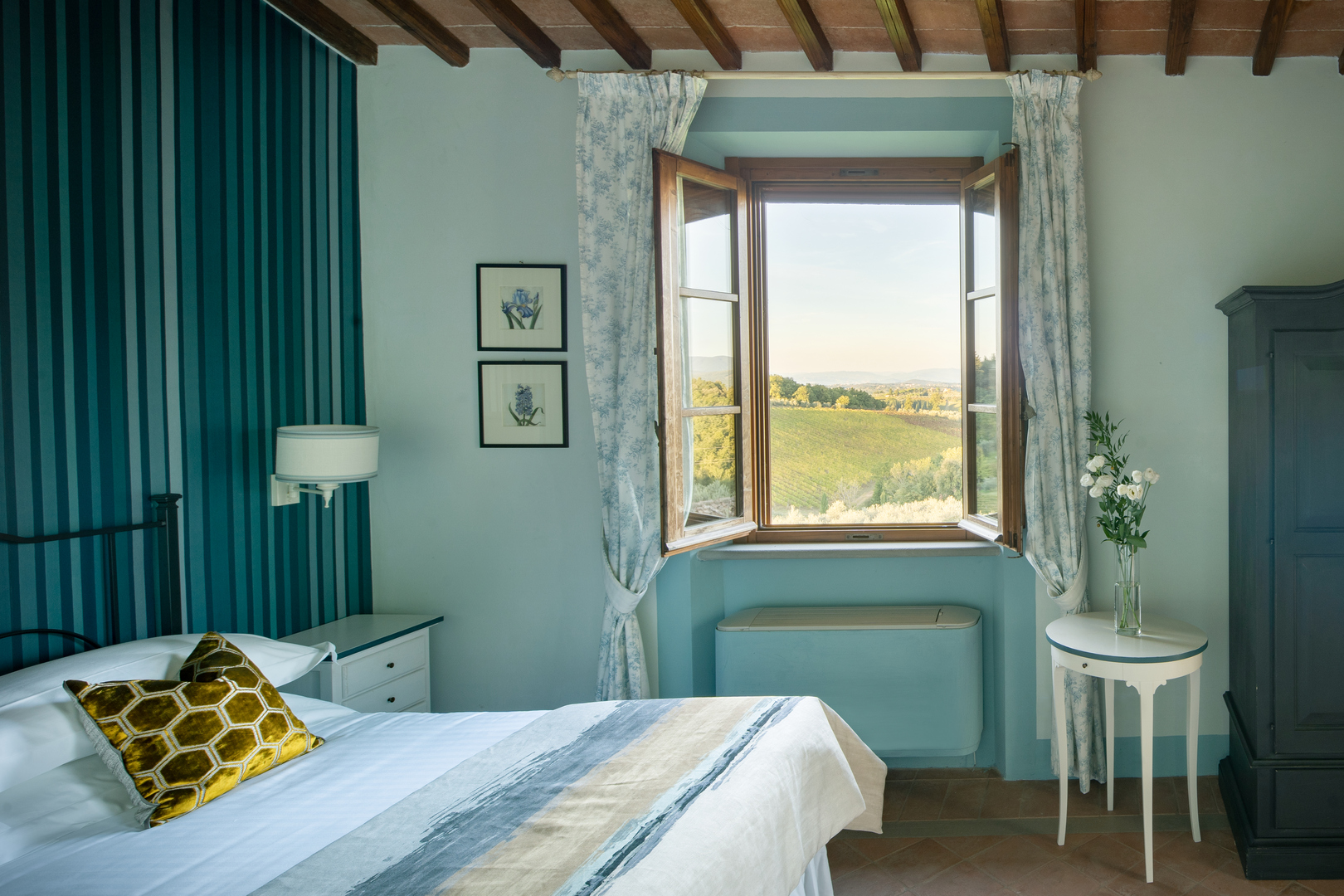 Открытое окно с видом на countryside из спальни в Villa Chiantisol, Таварнелле Валь ди Пеза, Тоскана, одна из лучших вилл в Италии с бассейном