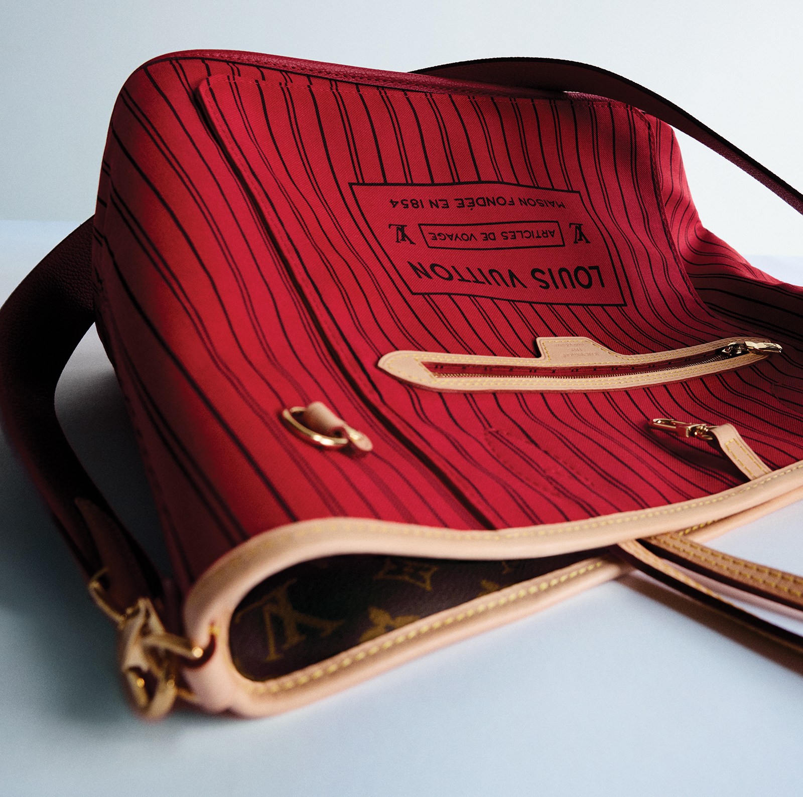 Сумка Neverfull Bandoulière Inside Out, 1 690 фунтов, louisvuitton.com