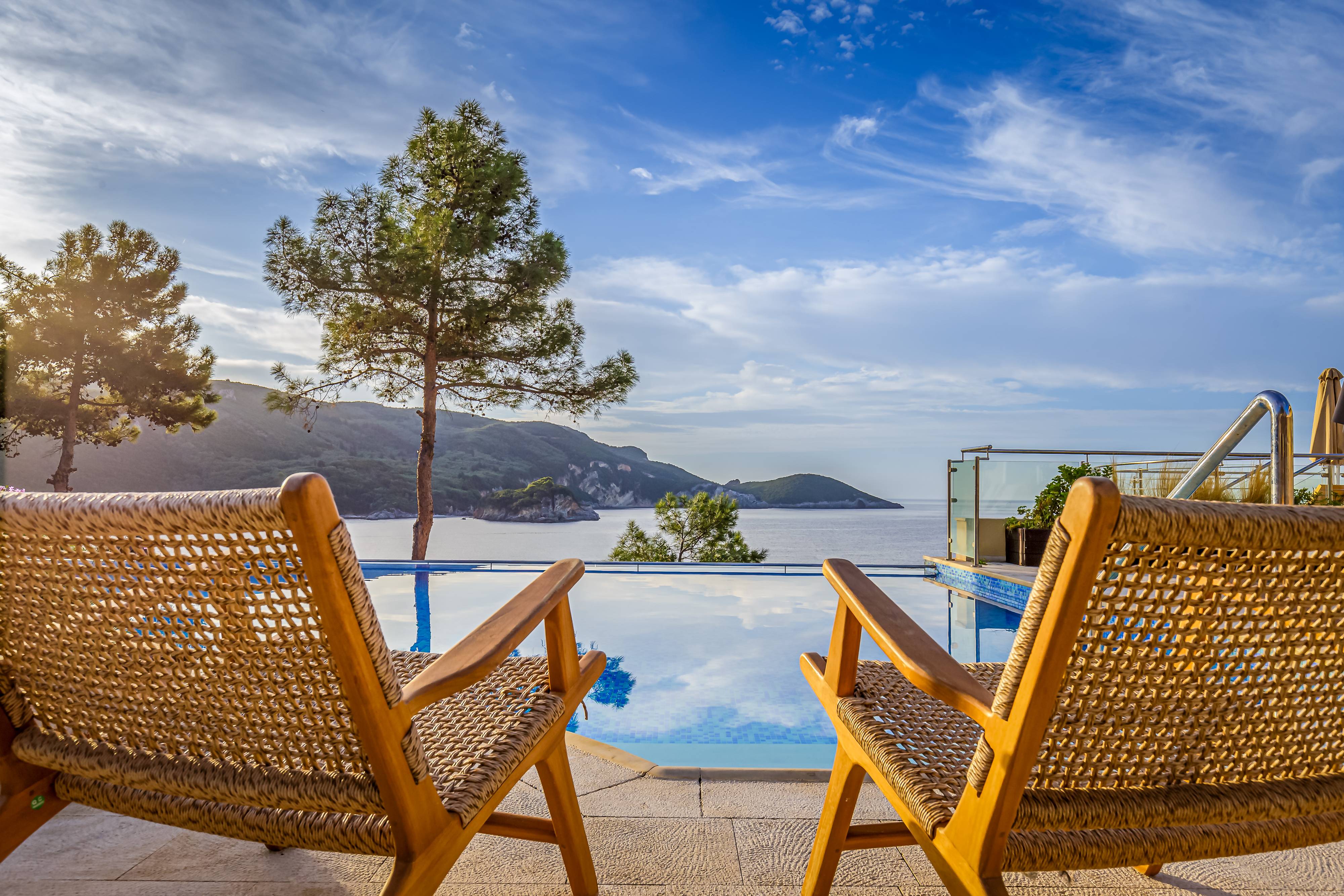 Два стула с видом на море в отеле Akrotiri Beach Resort на Корфу
