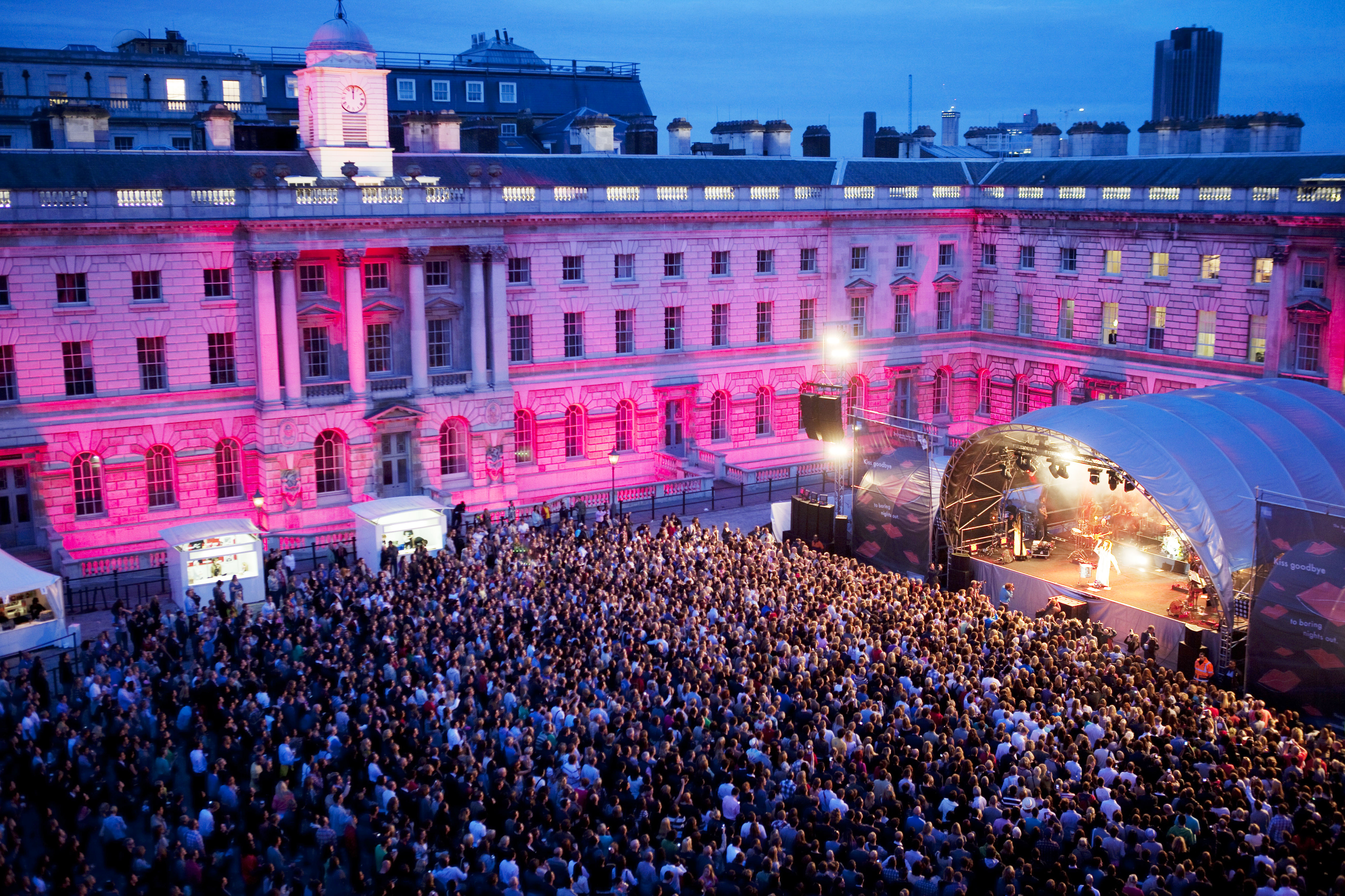 Большая толпа на открытом концерте в дворе Somerset House.