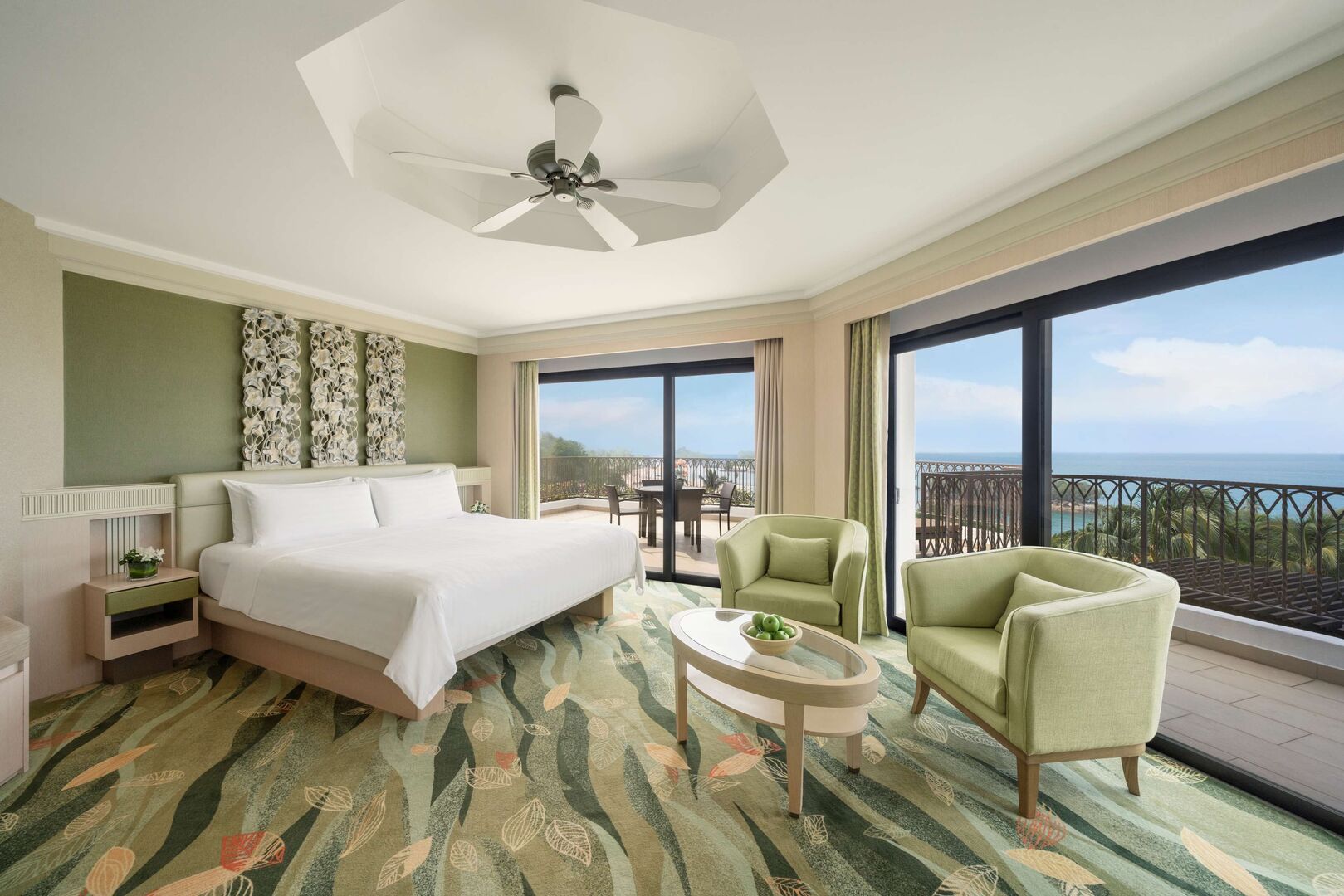 Интерьер номера в отеле Shangri-La Rasa Sentosa в Сингапуре