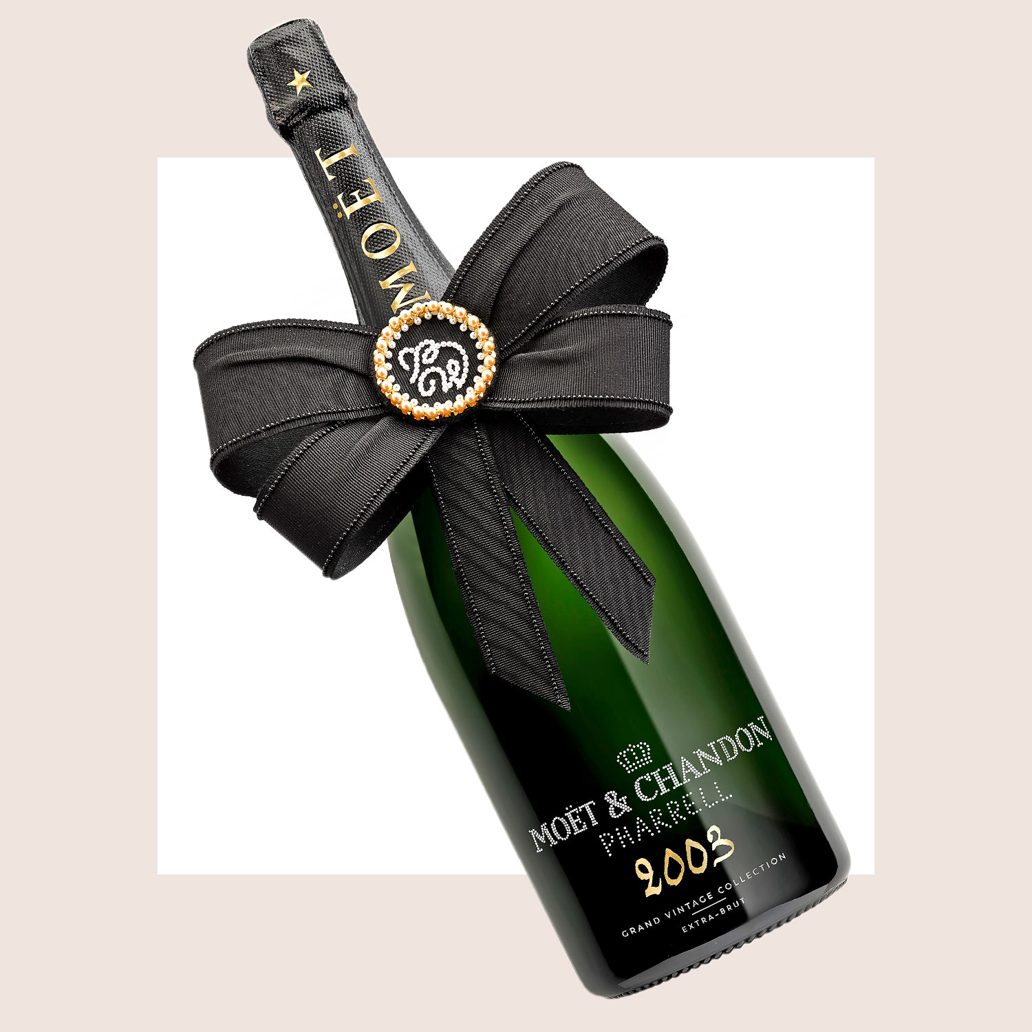 Шампанское Moët & Chandon 2003 года с черной лентой.