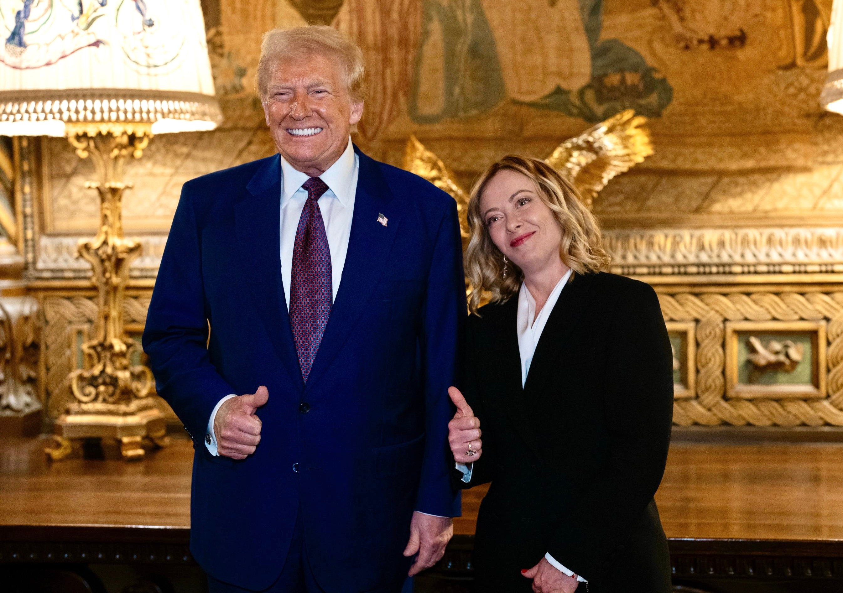 Джорджия Мелони и Дональд Трамп показывают палец вверх.