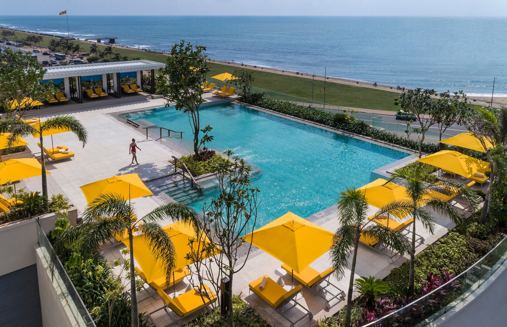 Аэроснимок крыши Shangri-La Colombo и вида на океан.