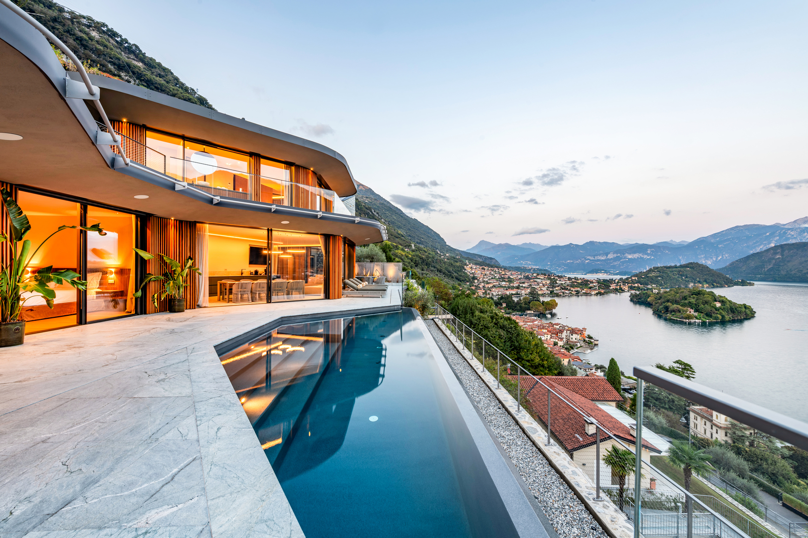 Бесконечный бассейн с видом на озеро Комо в Villa Audace, Озеро Комо, одна из лучших вилл в Италии с бассейном