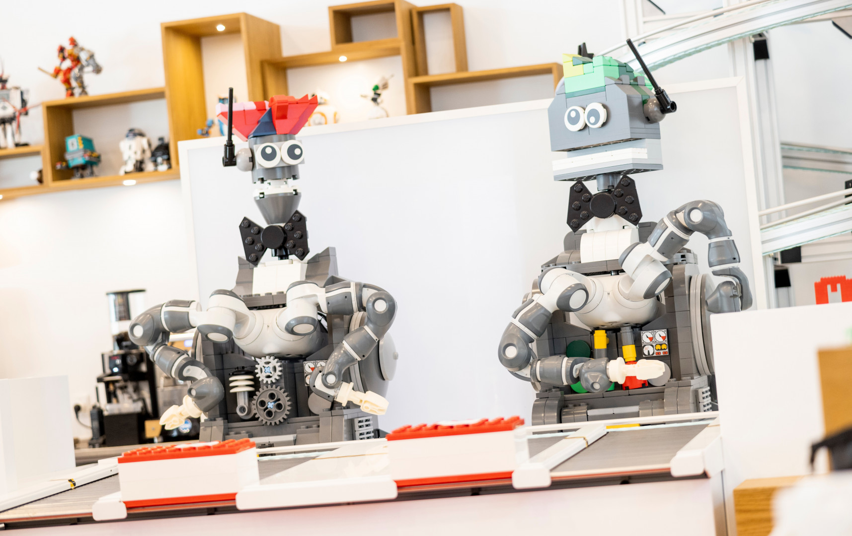 Два LEGO-робота у конвейерной ленты.