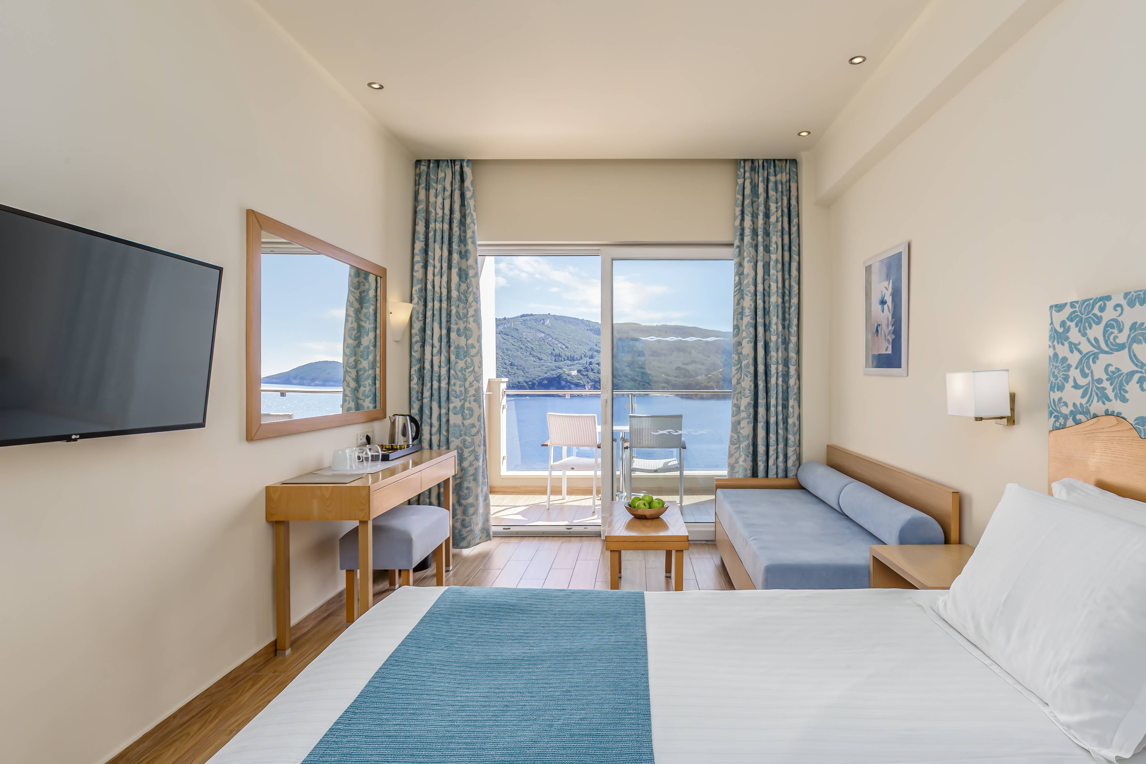 Номер для гостей с видом на море в отеле Akrotiri Beach Resort на Корфу