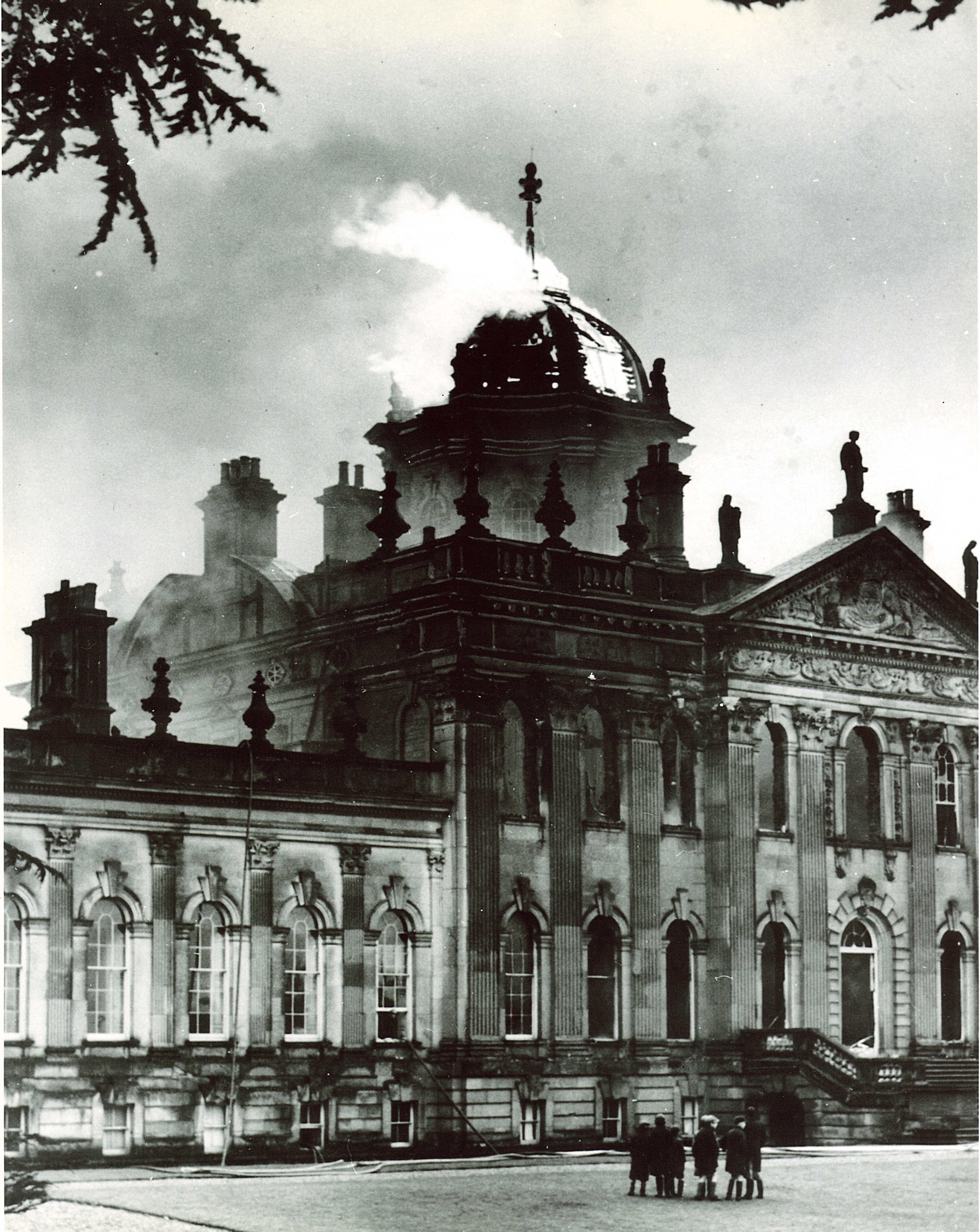 Чёрно-белое фото Замка Говард в огне в 1940 году.