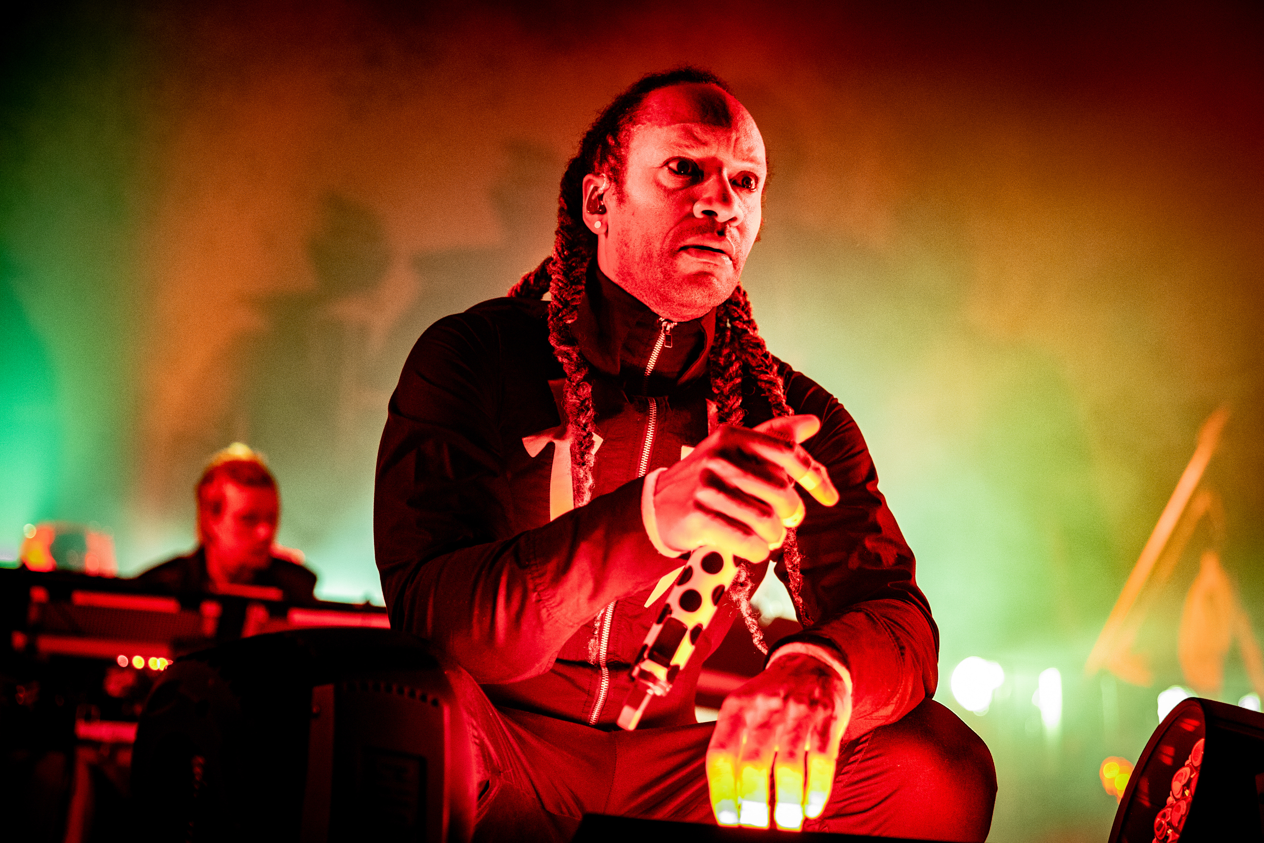 Максим Реалити из The Prodigy выступает на сцене.