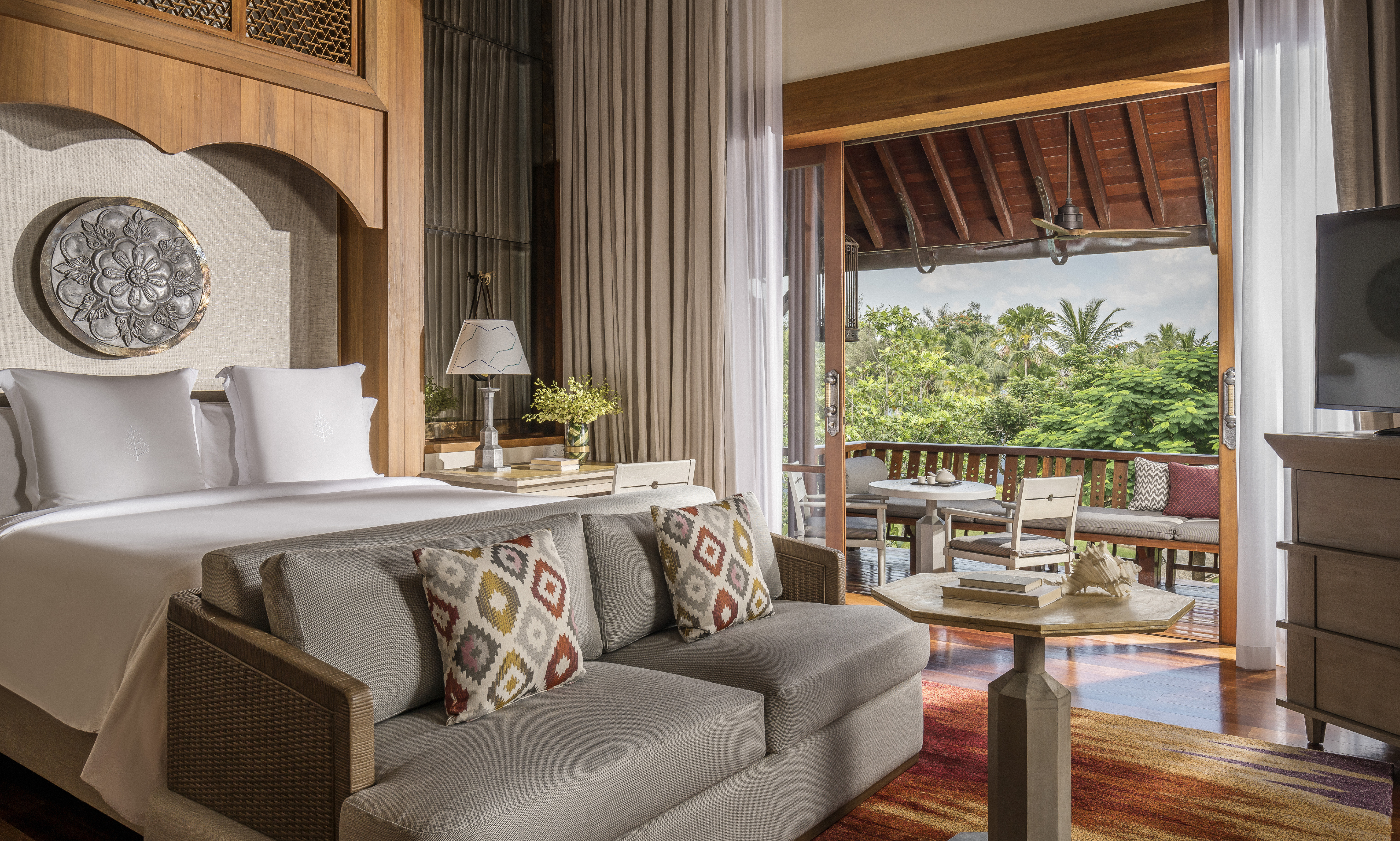 Комната Four Seasons Resort Langkawi с видом на патио.