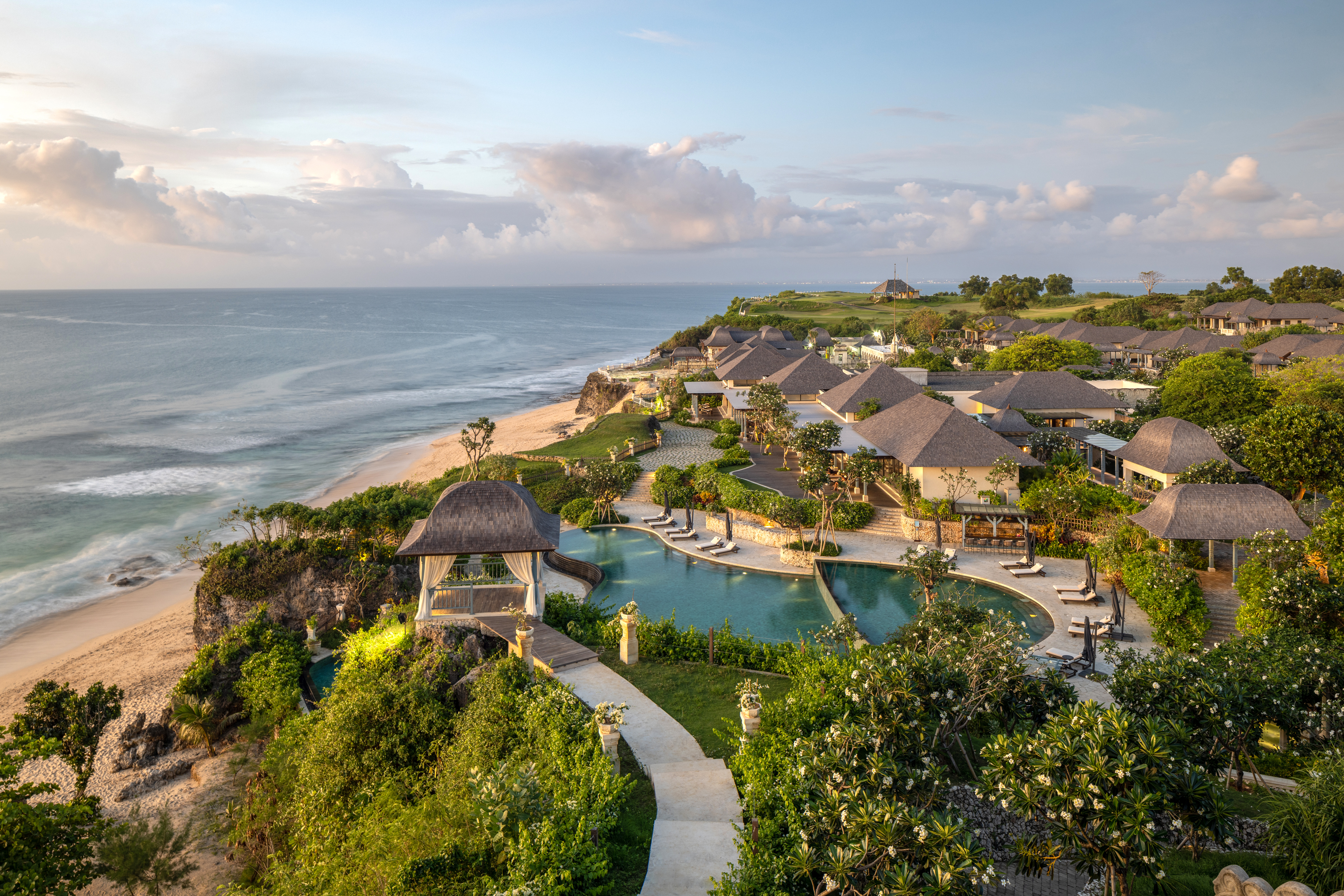 Роскошный Jumeirah Bali, спроектированный как древние дворцы, предлагает королевский опыт.