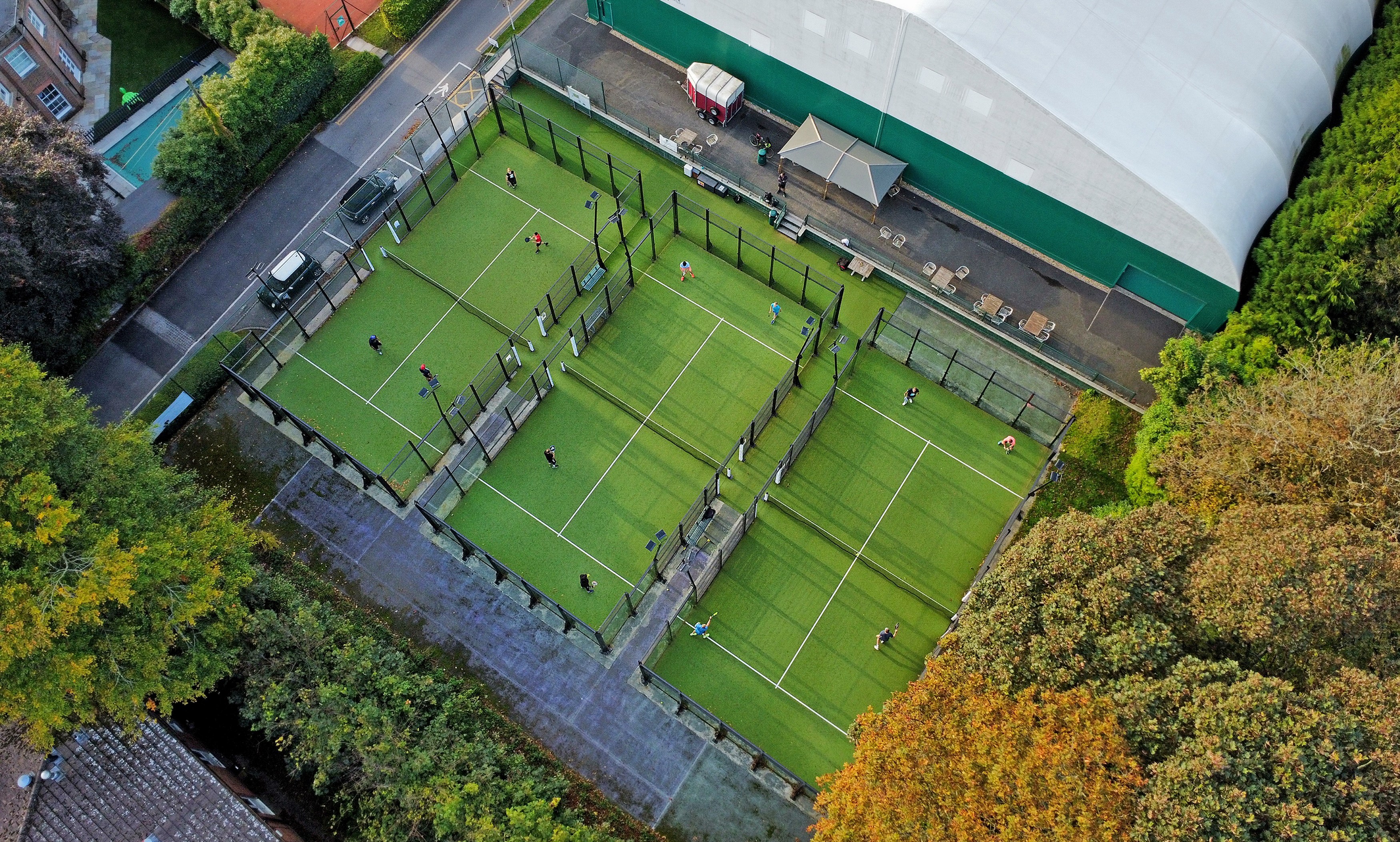 Аэрофотоснимок кортов для паделя в Winchester Racquets and Fitness.