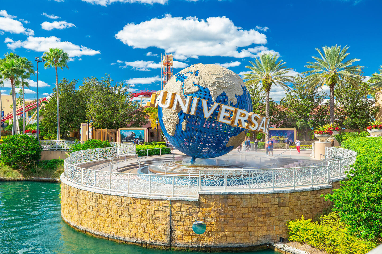 Глобус Universal Studios Florida ночью.