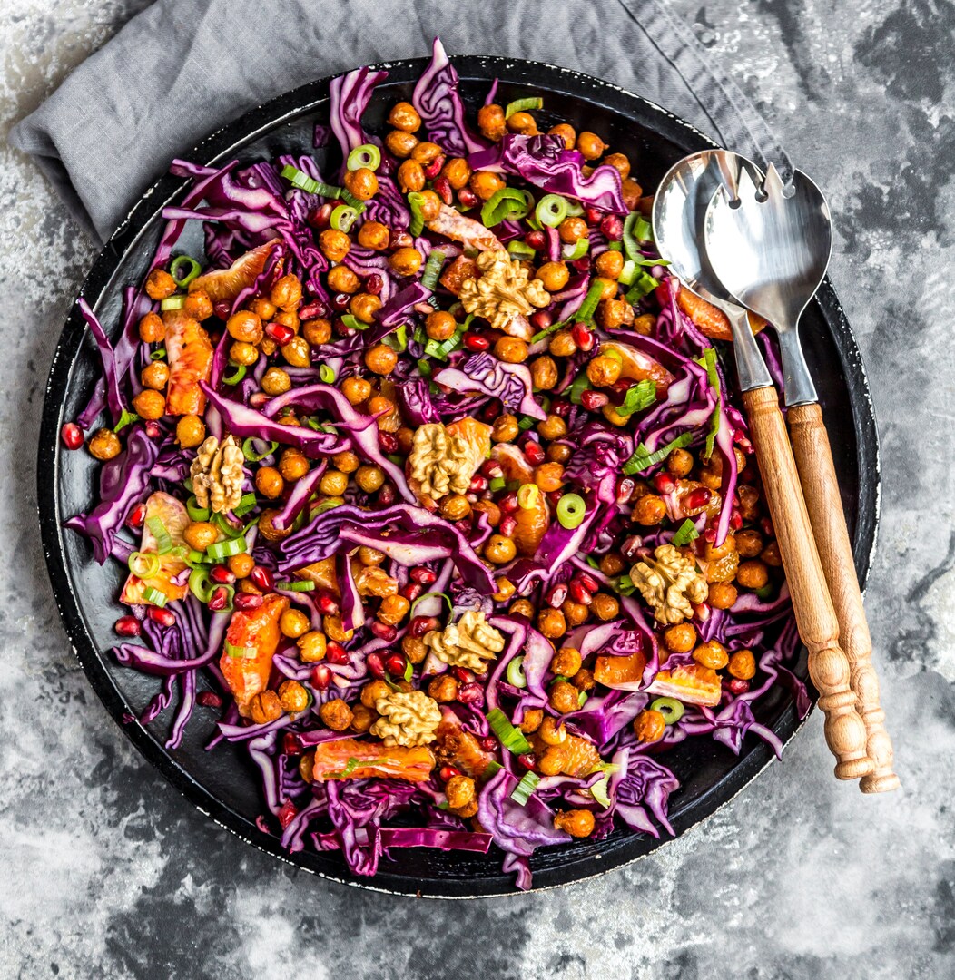 Зимний салат с красной капустой, запечённым нутом, кровавым апельсином, зелёным луком и грецкими орехами.