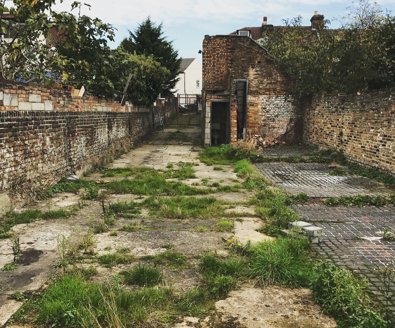 Заросший бывший гараж MOT в Уолтемстоу, Лондон.