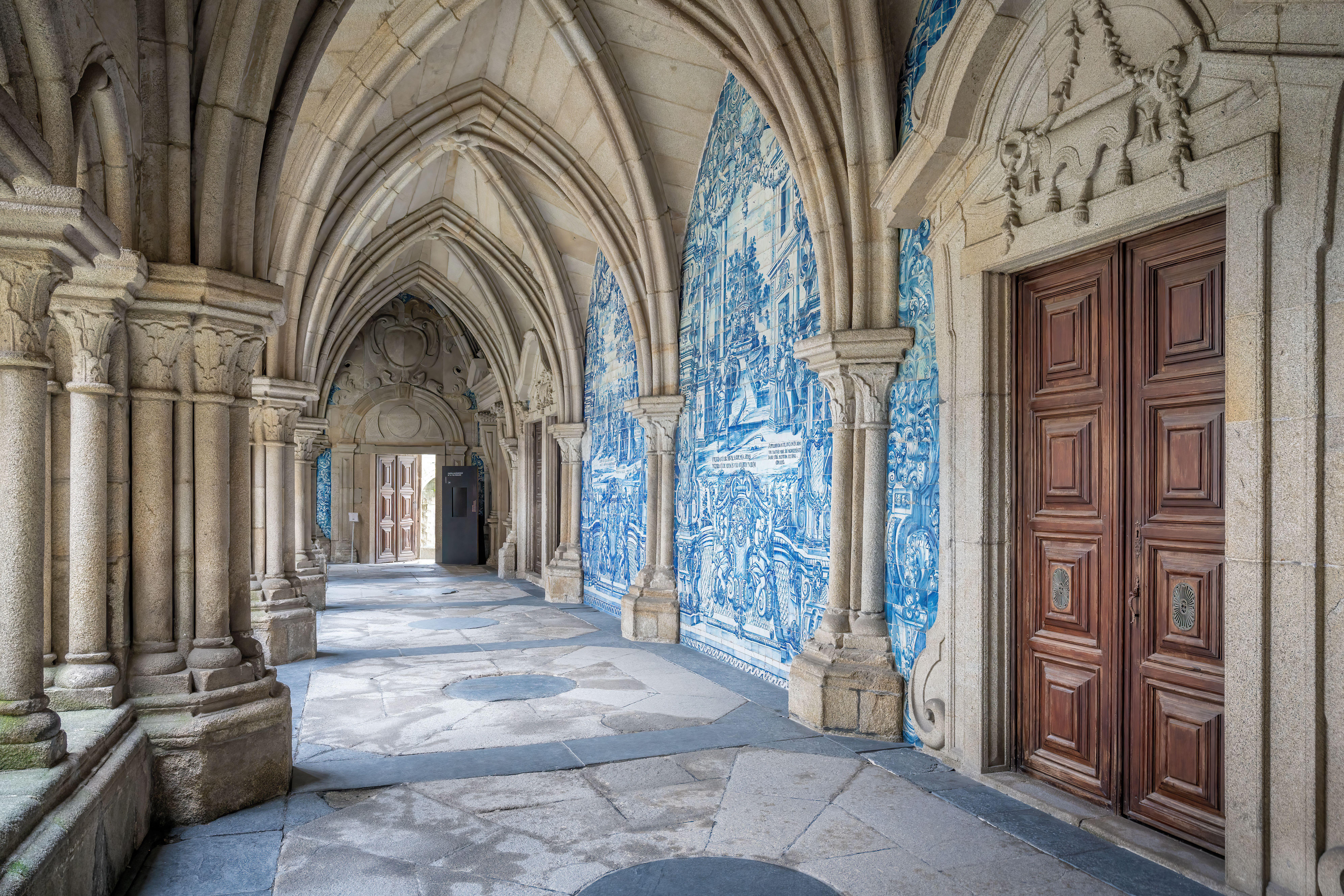 Изящные синие и белые азулежу Порту Cathedral подчеркивают очарование города для романтического побега.