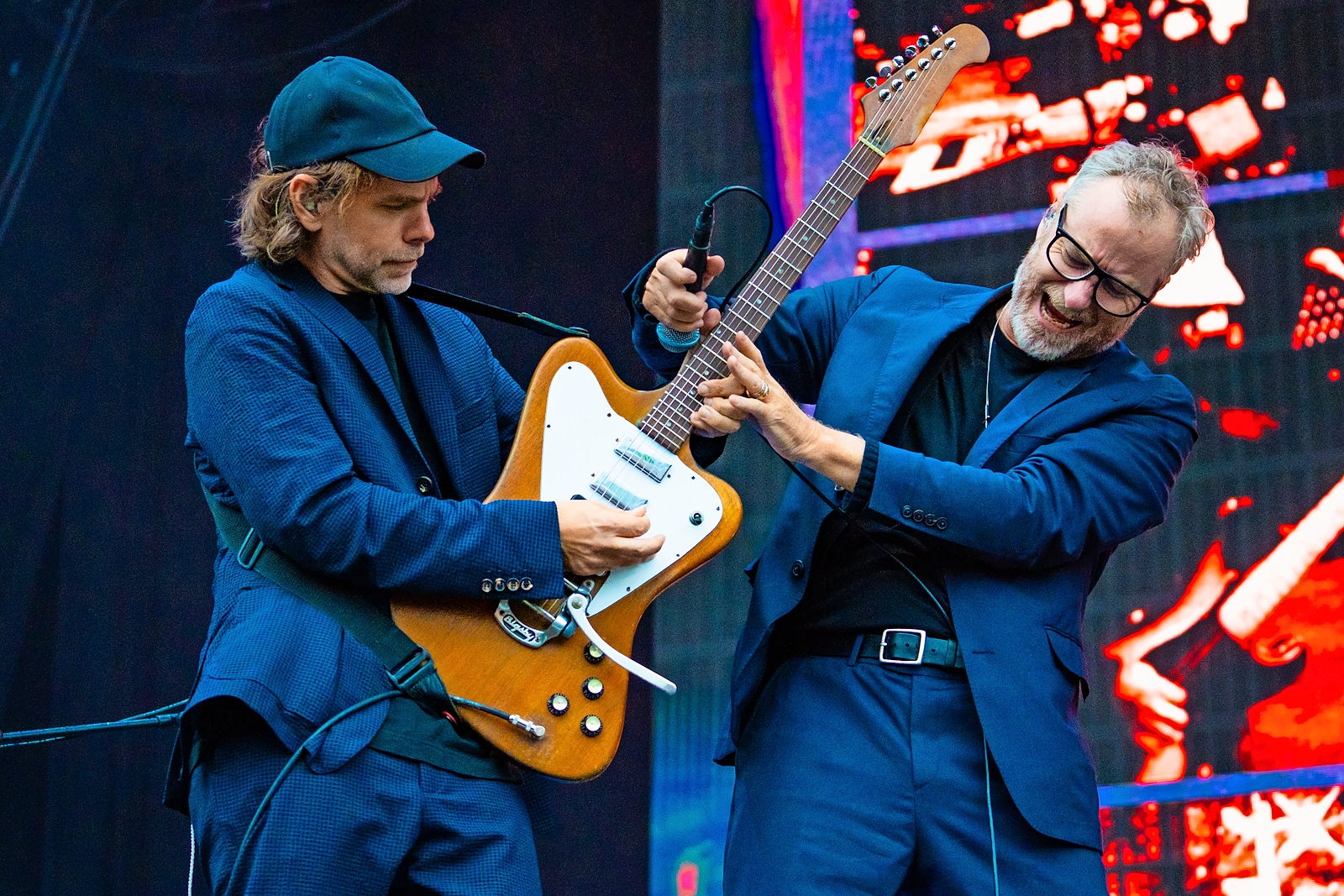 Брейс Десснер и Мэтт Бернингер из The National выступают на сцене.