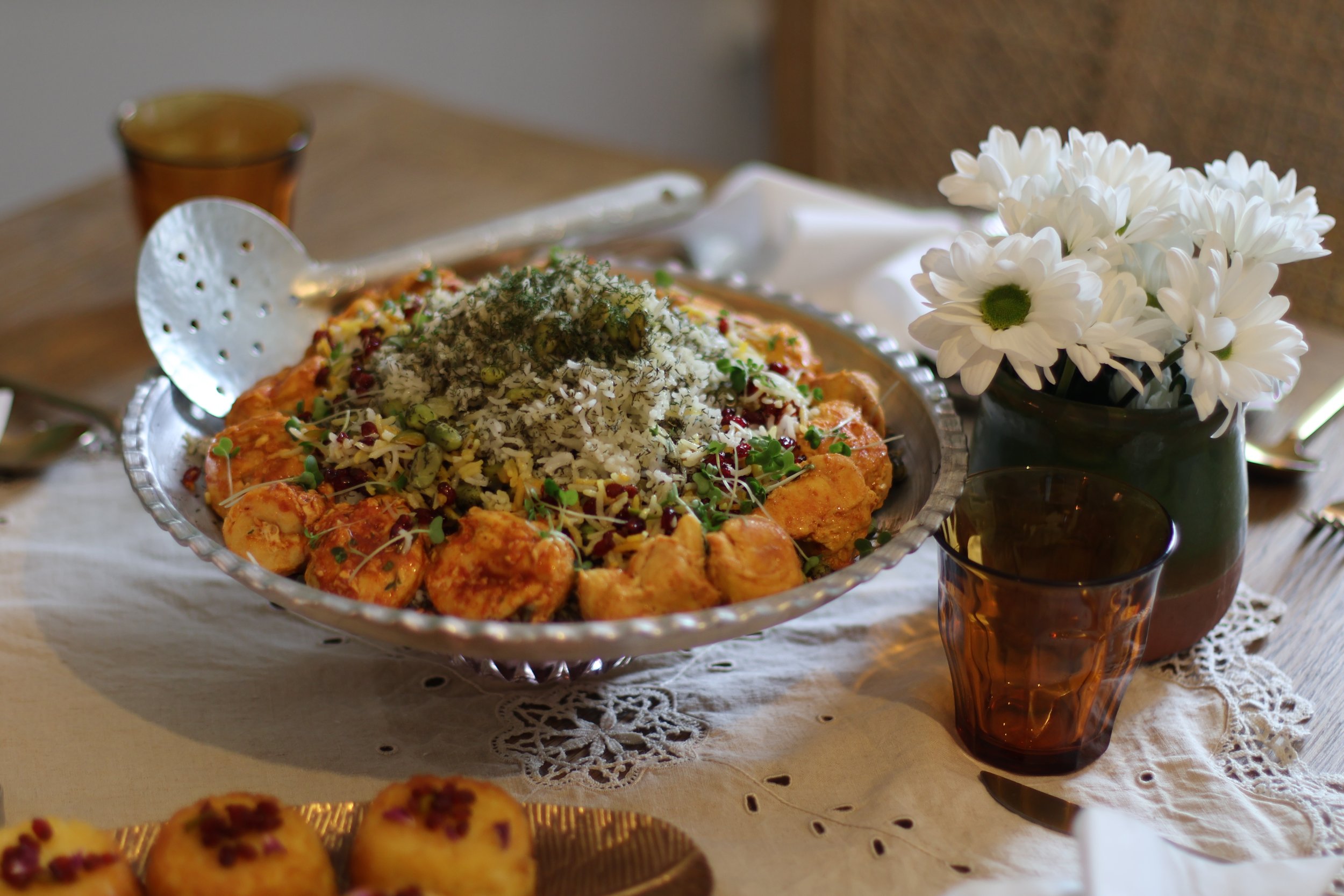 Сабзи полло мahi смешанный рис с травами и шотландским форелем.