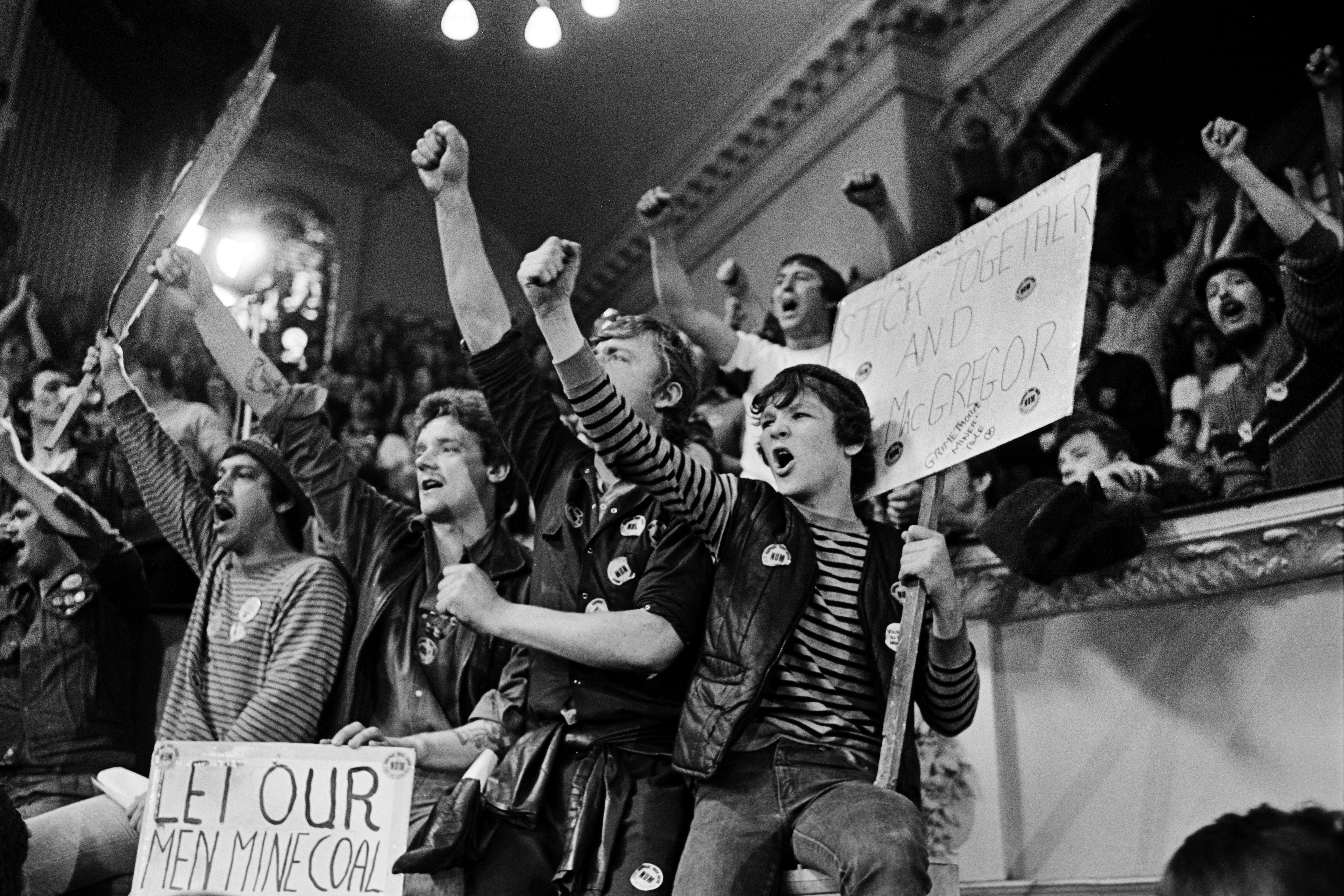 Забастовщики на митинге в Ноттингеме, 14 апреля 1984 года. Мужчины прошли из своих шахт в Кенте, чтобы попытаться убедить членов NUM Ноттингемшира присоединиться к ним на пикетах