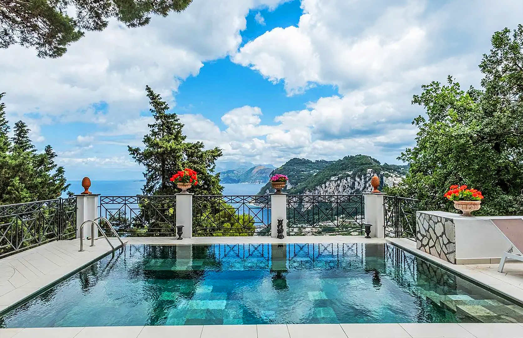 Открытый бассейн с видом на побережье в Villa Platani, Капри, одна из лучших вилл в Италии с бассейном